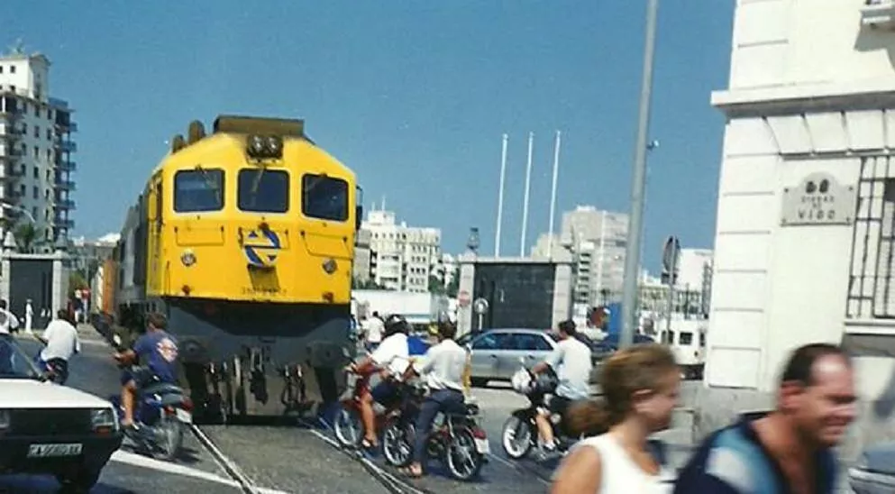 Imagen de archivo de tren por el interior ciudad camino al muelle.