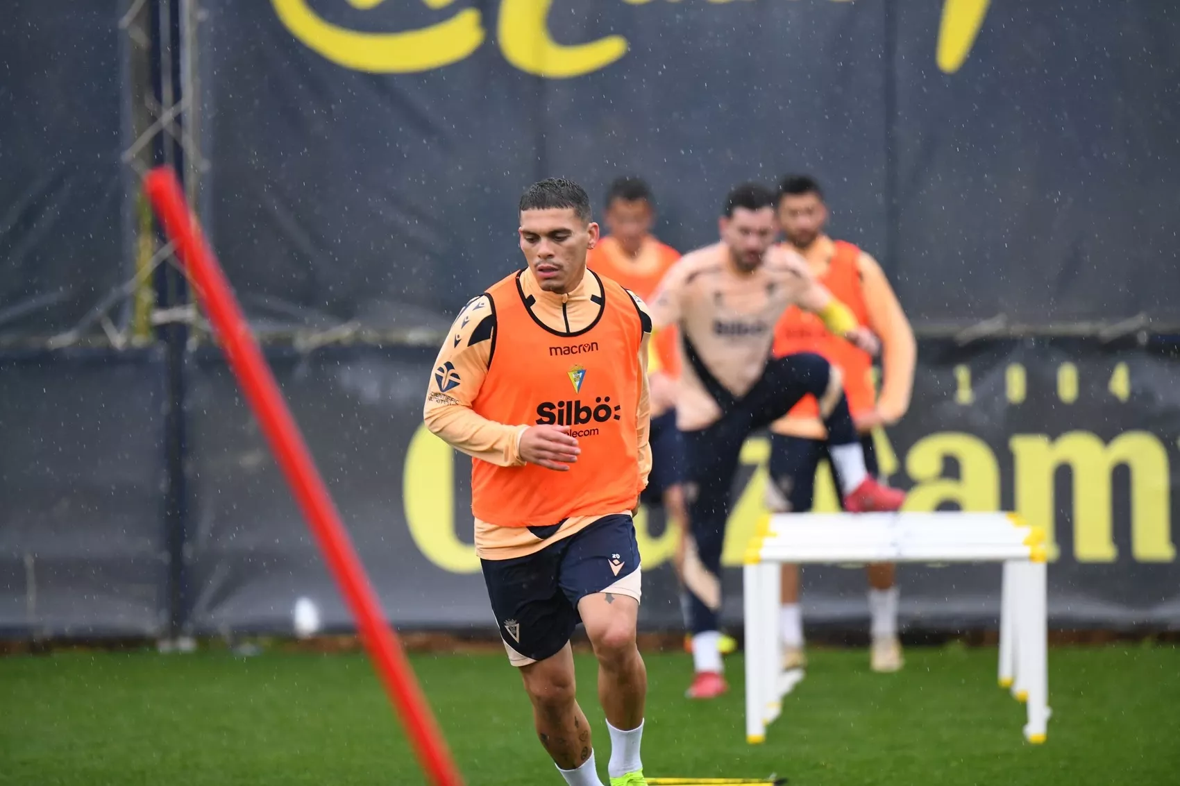 La lluvia acompañó a la sesión preparatoria en la Ciudad Deportiva Bahía de Cádiz