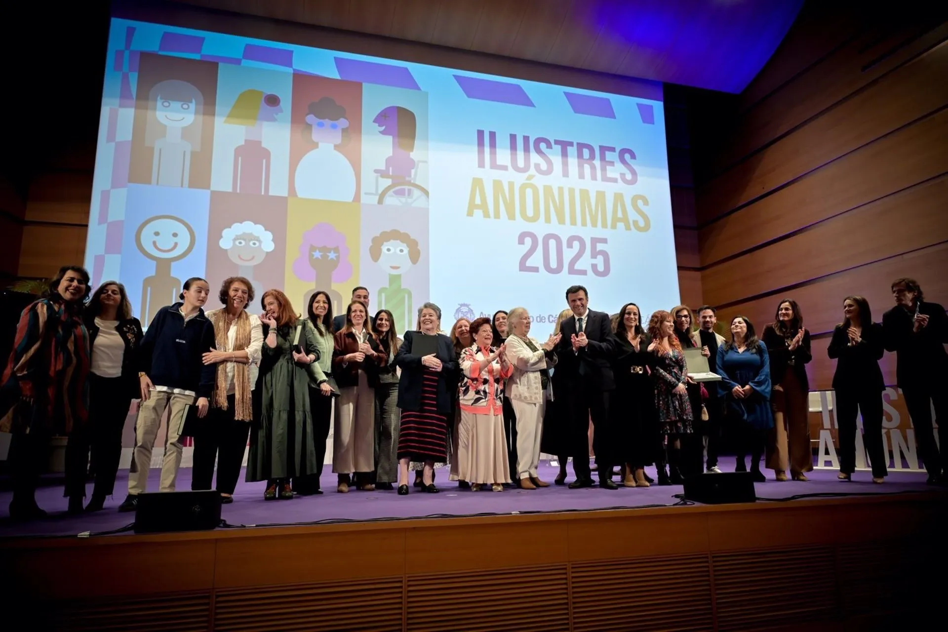 Todas las protagonistas en una foto grupal al final del acto