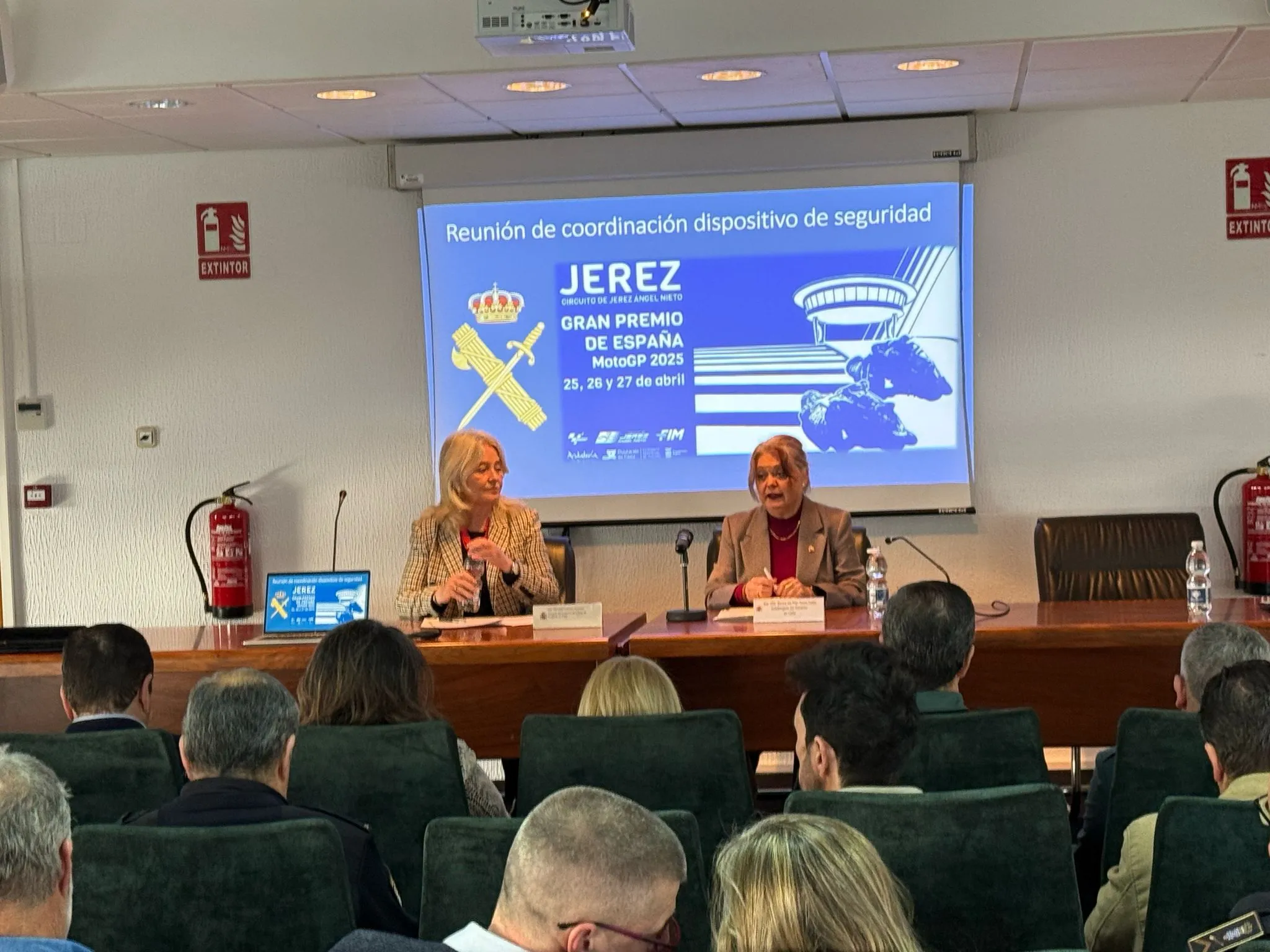 La delegada de la Junta en Cádiz, Mercedes Colombo, y la subdelegada del Gobierno en Cádiz, Blanca Flores, presiden la mesa técnica con motivo de la celebración del Gran Premio de España MotoGP.