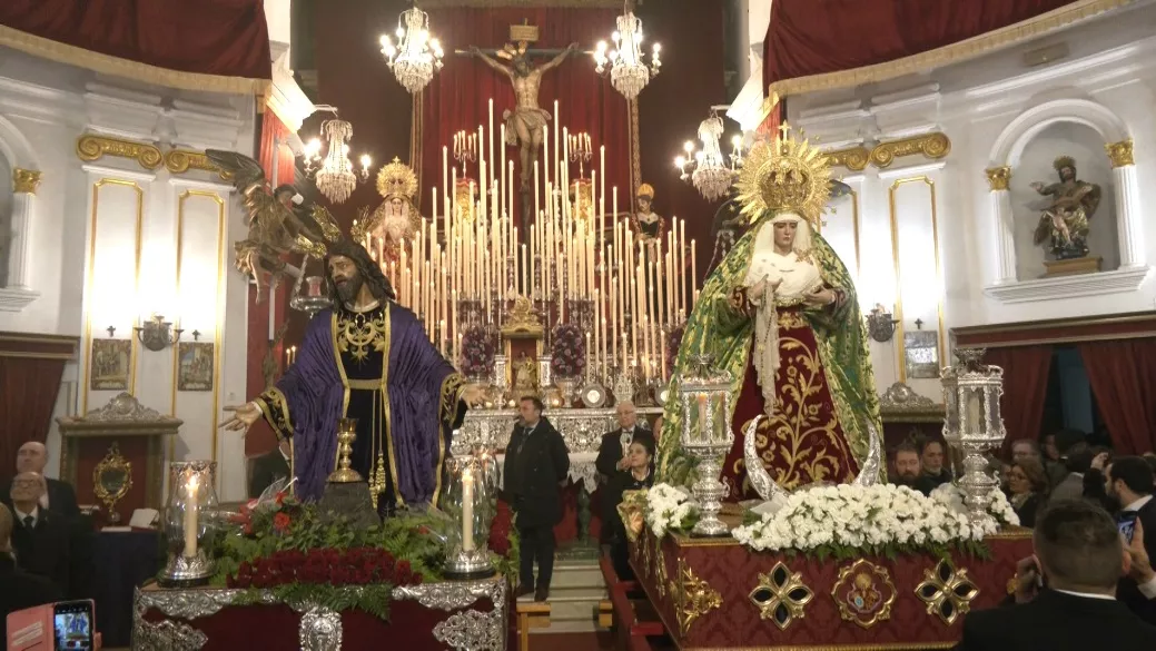 La iglesia de la Palma, parada obligada por la lluvia, en el traslado de los titulares de la Oración del Huerto a Capuchinos.