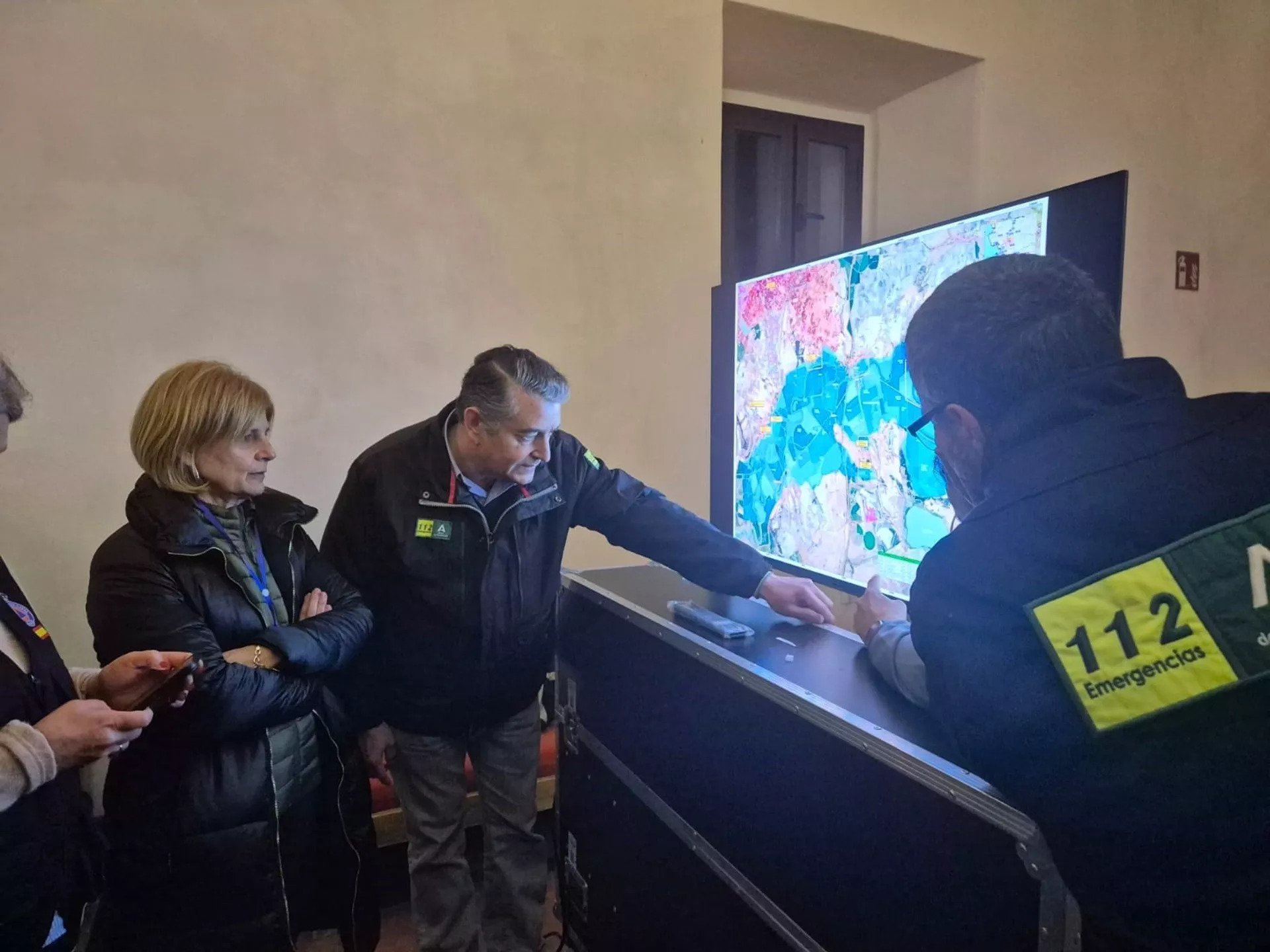 Antonio Sanz y la alcaldesa de Jerez analizando la situación del río Guadalete ante el riesgo de desborde en la zona rural jerezana.
