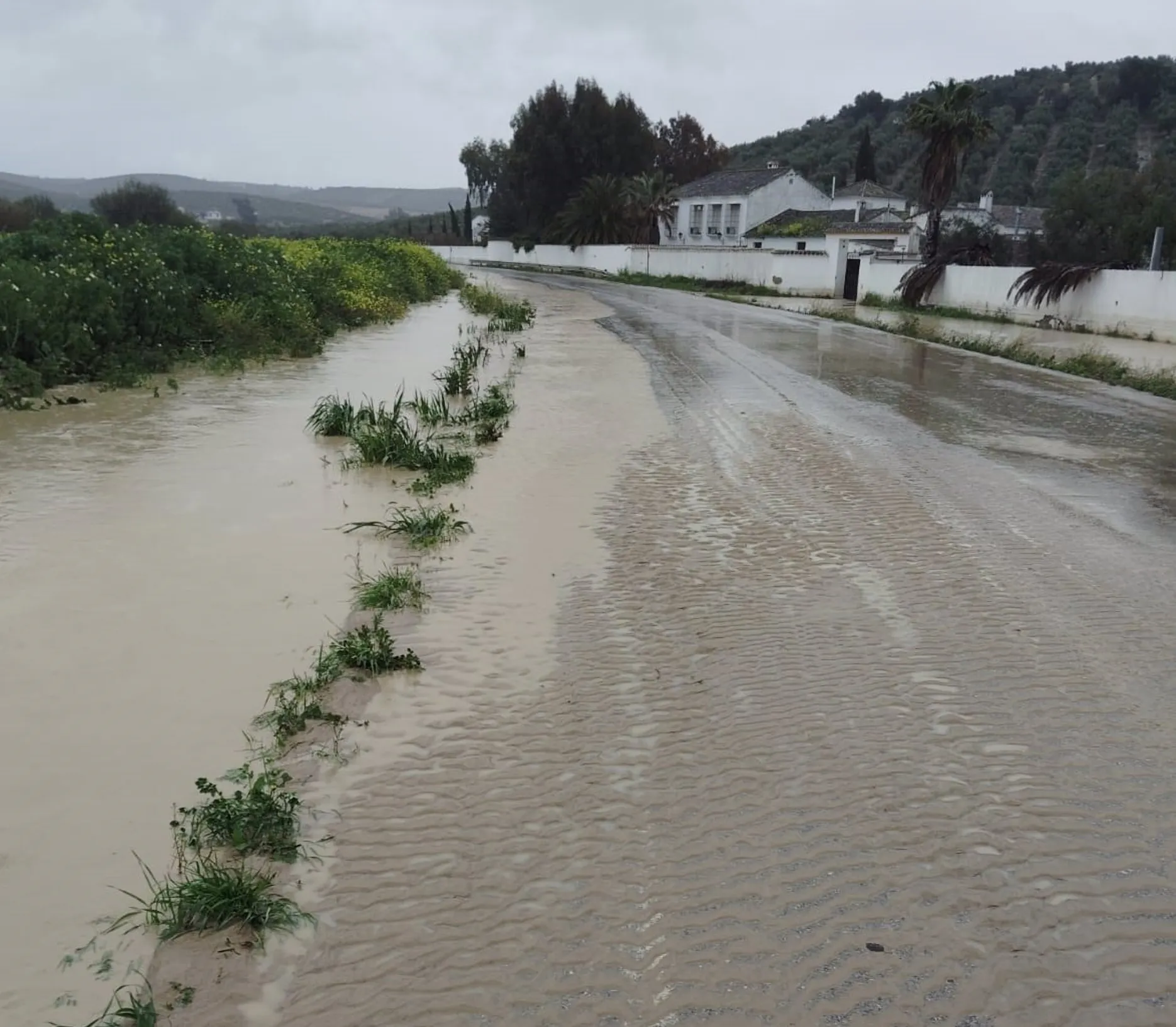 Una carretera afectada por las lluvias en una imagen de archivo.
