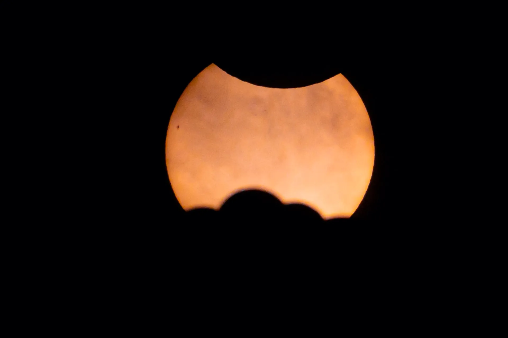 Eclipse parcial del sol visto desde la Basílica de la Sagrada Familia, a 29 de marzo de 2025, en Barcelona.