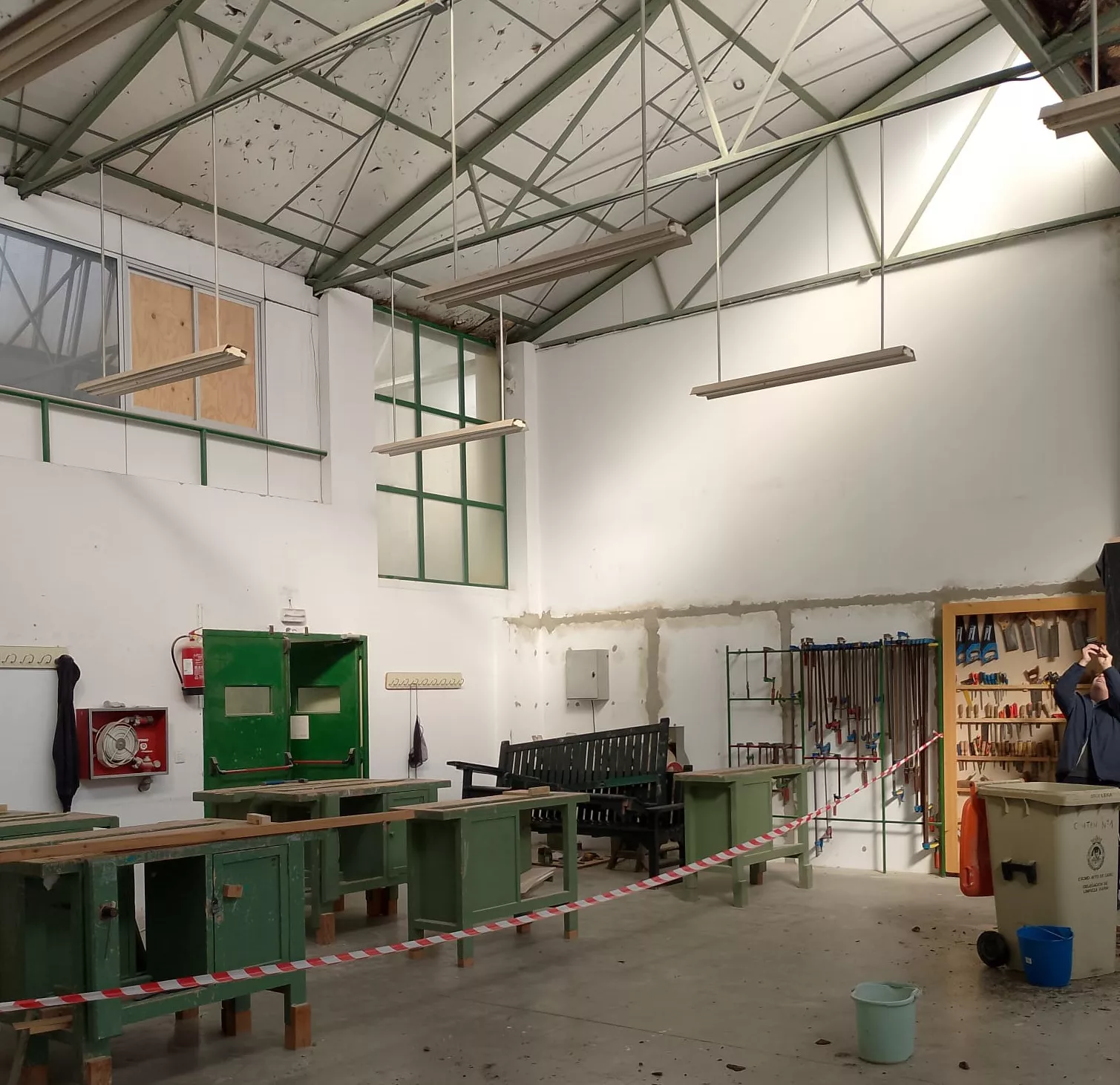 CSIF Cádiz denuncia la caída de parte de un techo en un taller de FP en el IES Fernando Aguilar Quignon.