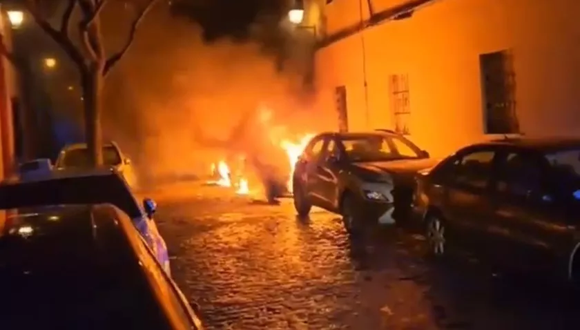 Dos turismos calcinados en un incendio en el barrio del Mentidero.