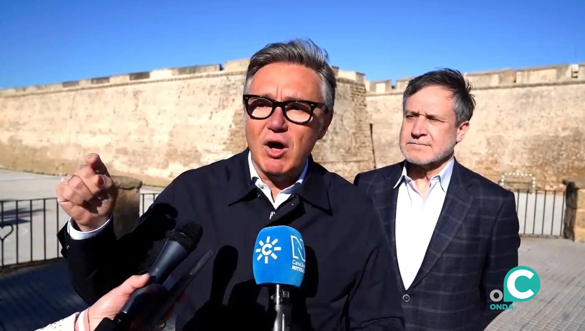 El portavoz del Grupo Parlamentario VOX en Andalucía, Manuel Gavira, atiende a los medios en Cádiz. 