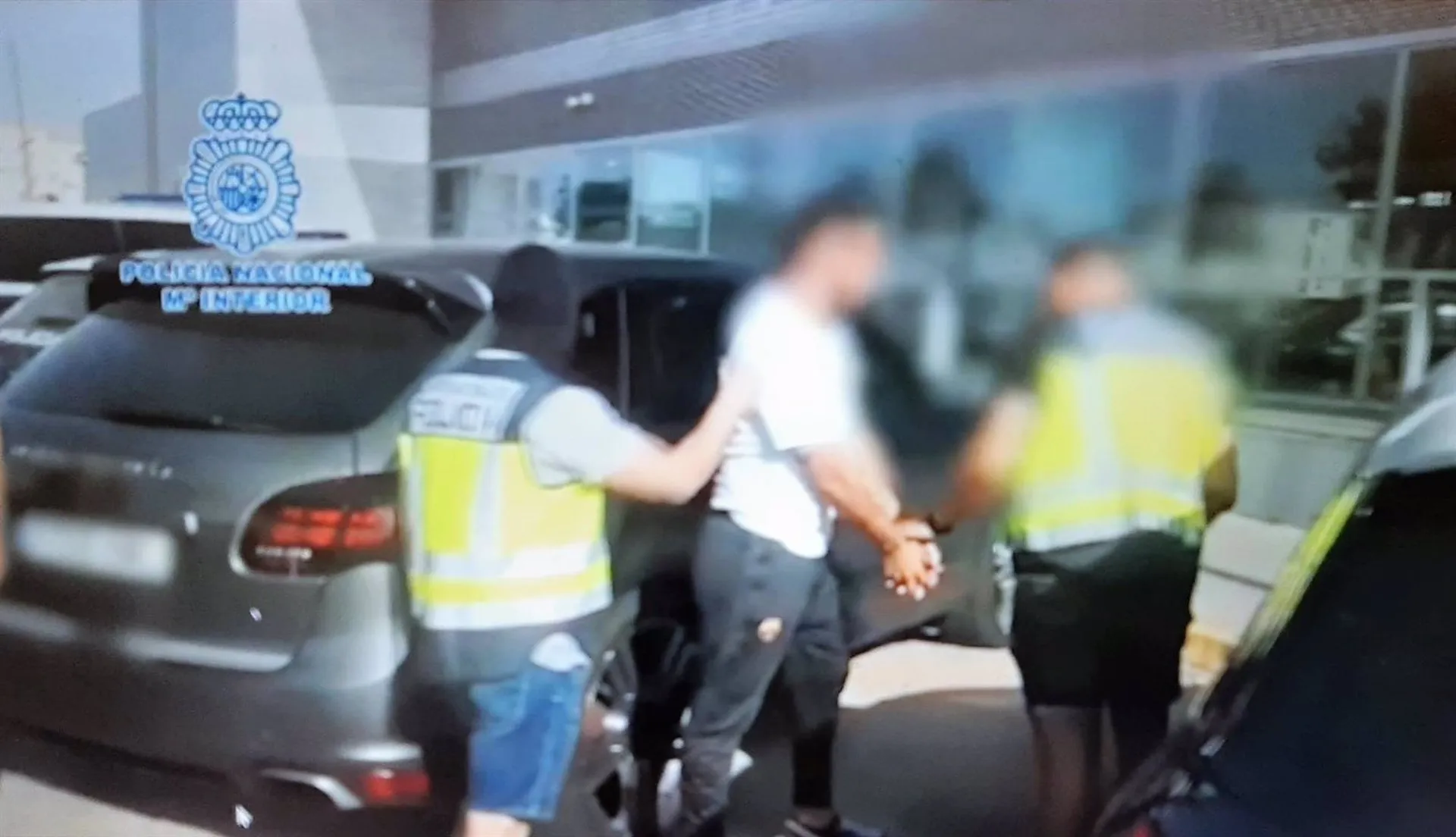 El fugado es conducido por agentes en una imagen de archivo