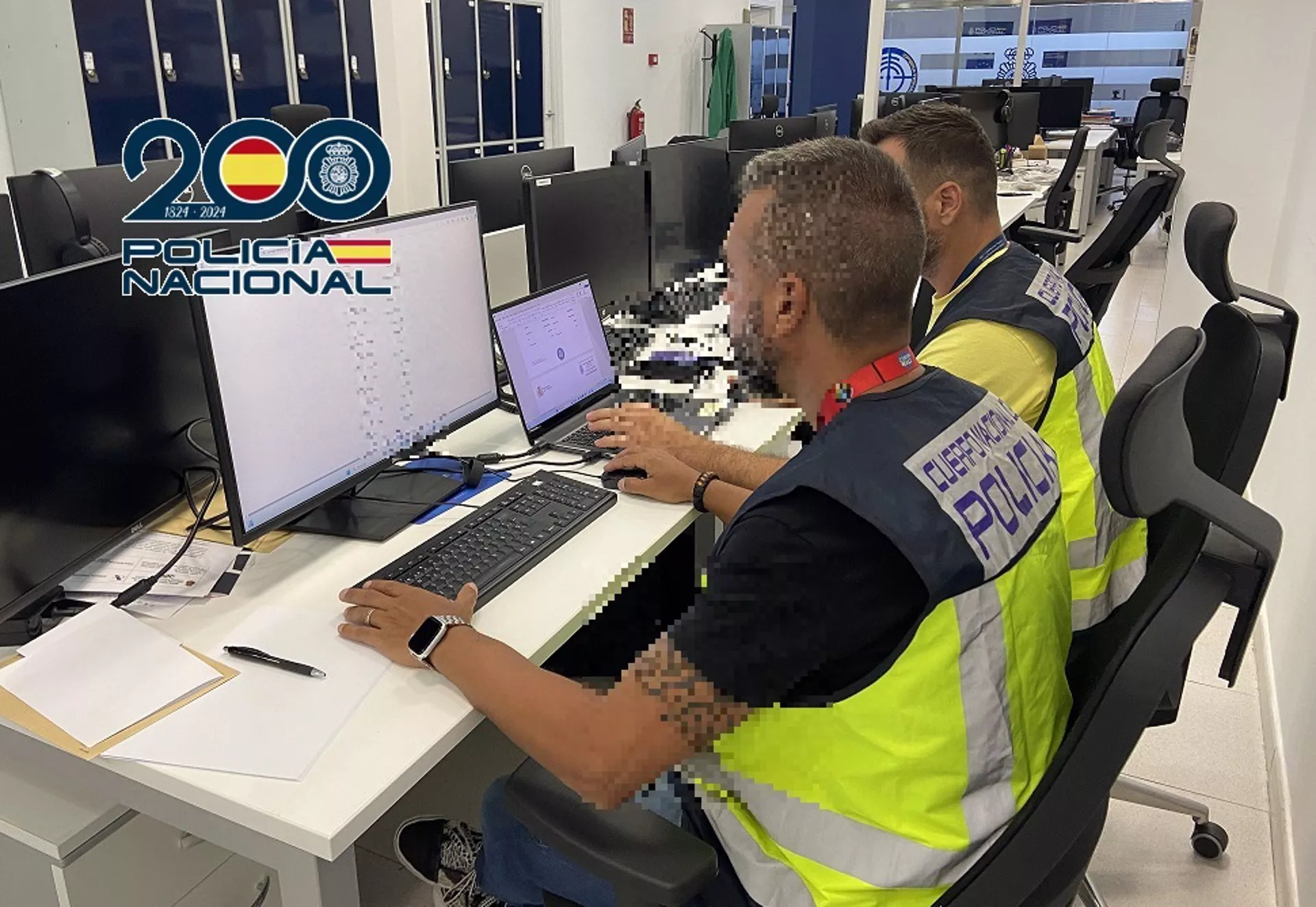 Agentes especializados en ciberdelitos en una imagen de archivo