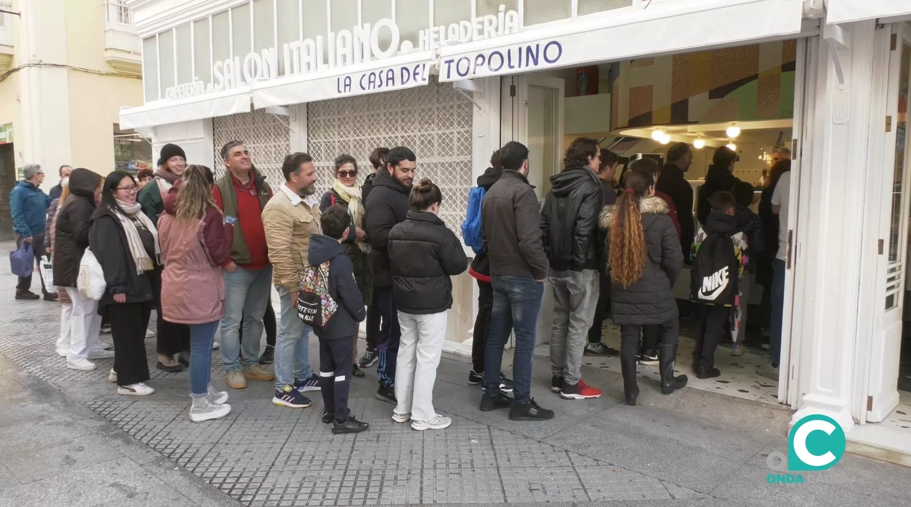 Largas colas esperando un topolino de la heladería 'Los Italianos', en una imagen de archivo. 