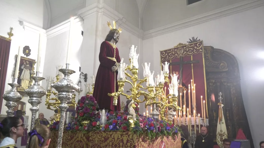 La lluvia condiciona los actos cofrades de este viernes.