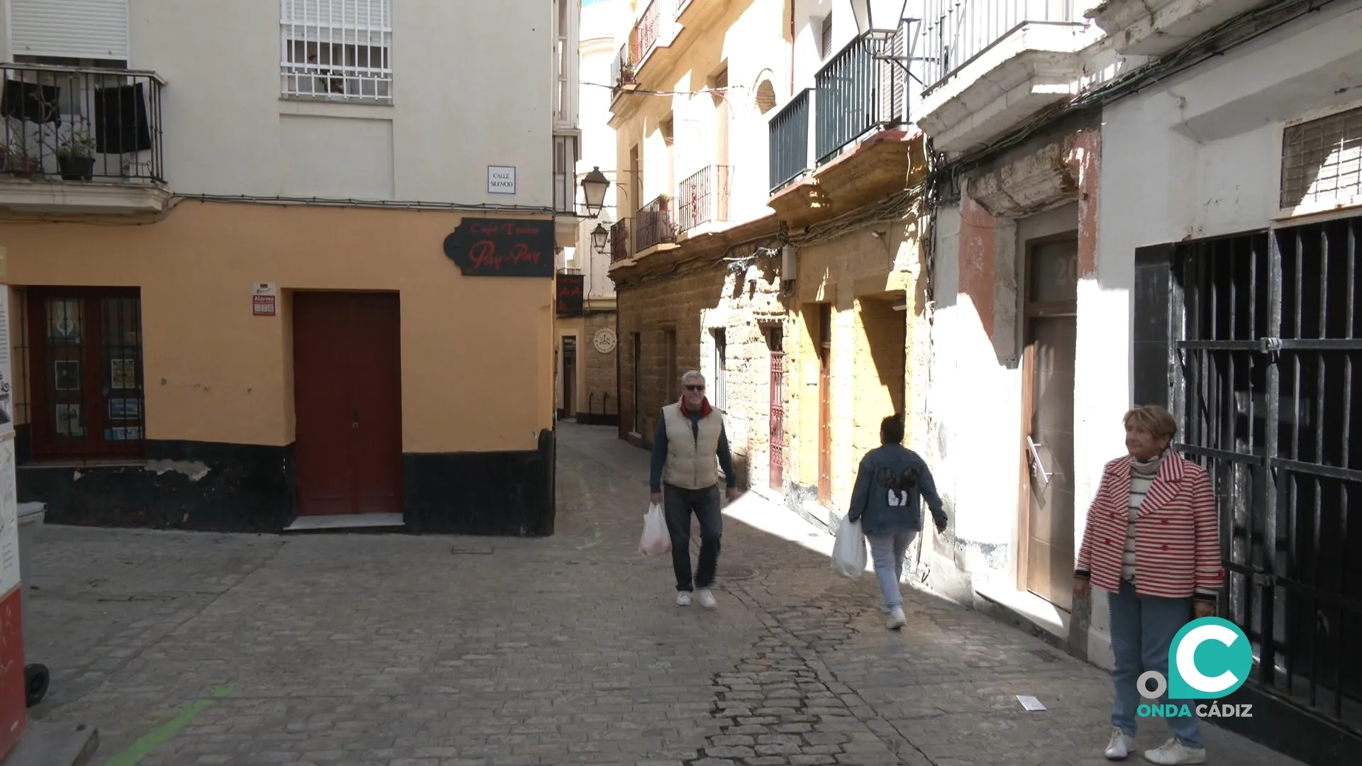 Viandantes paseando por una de las calles del casco histórico de Cádiz. 