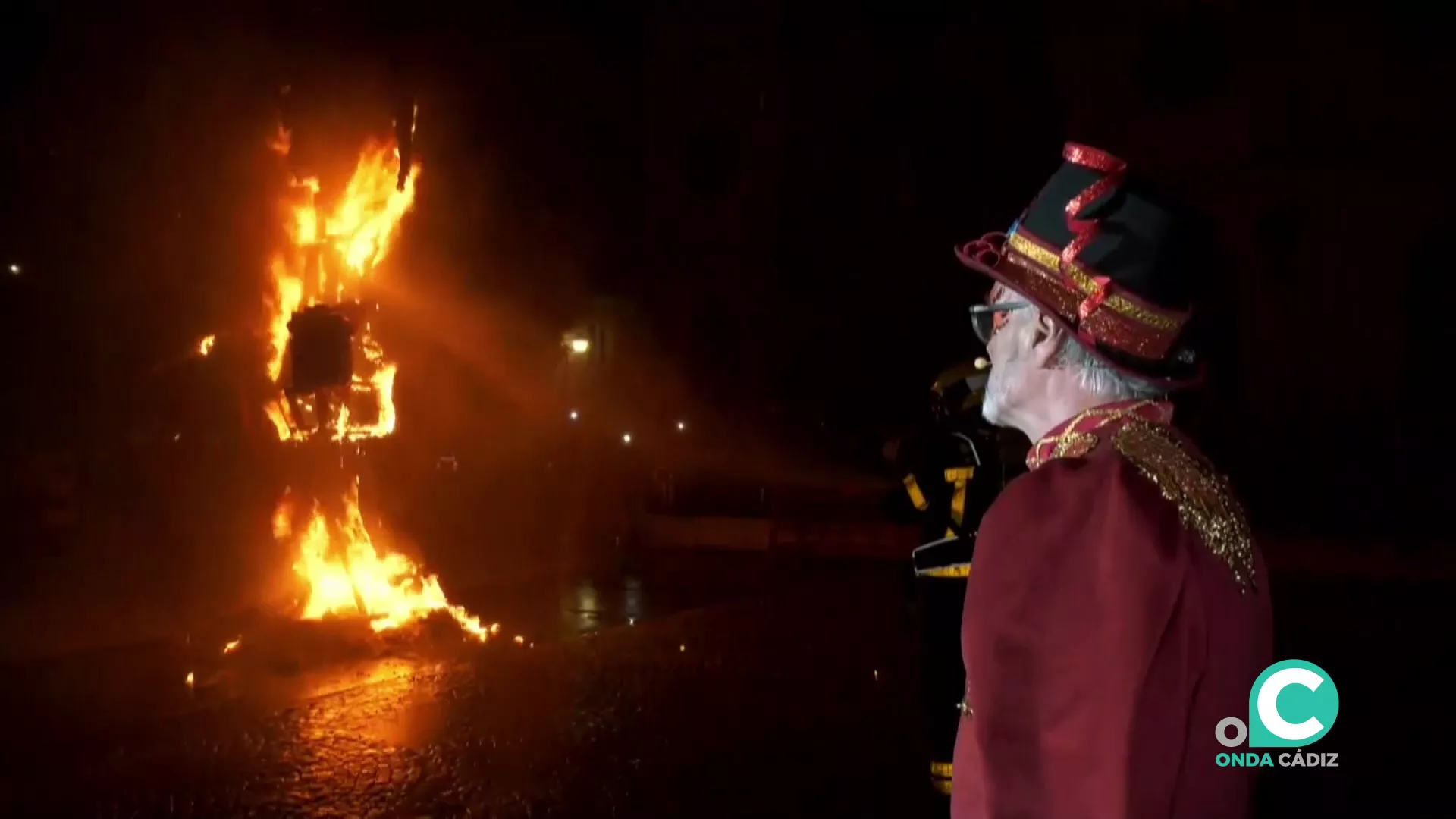 El pregonero junto al fuego que marcó el final el acto