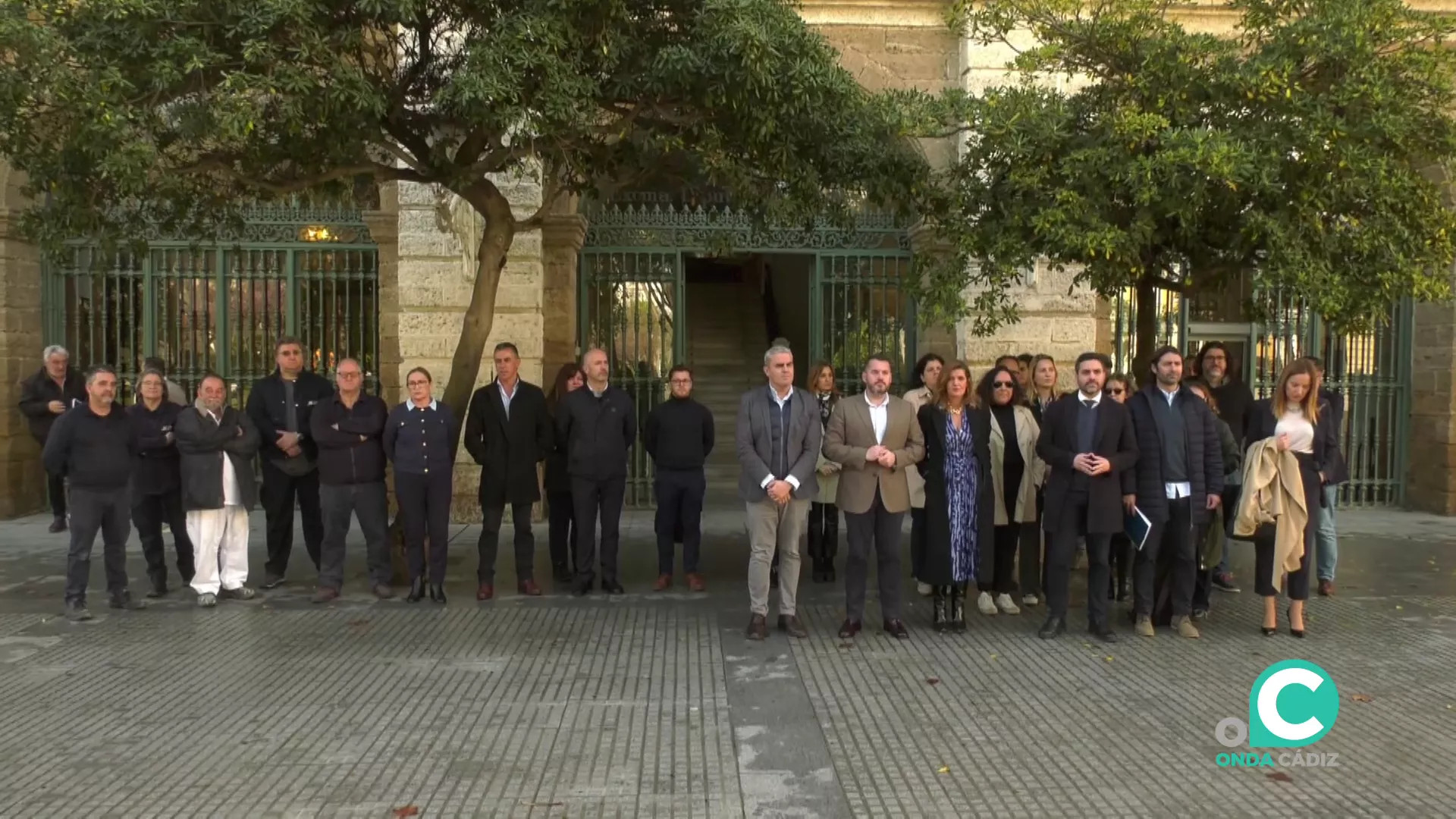 Un momento del acto por el Día Europeo en Memoria de las Víctimas del Terrorismo a las puertas del palacio provincial de lca capital gaditana