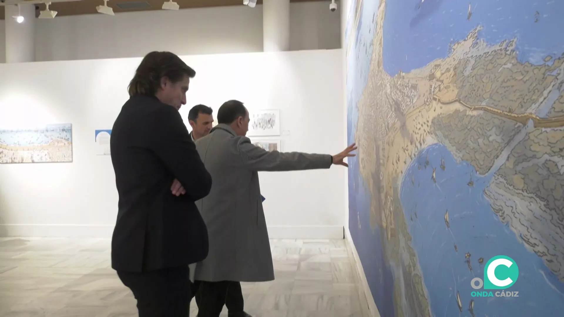 Arturo Redondo junto a autoridades muestras sus distintas creaciones gráficas que se podrá visitar desde este viernes