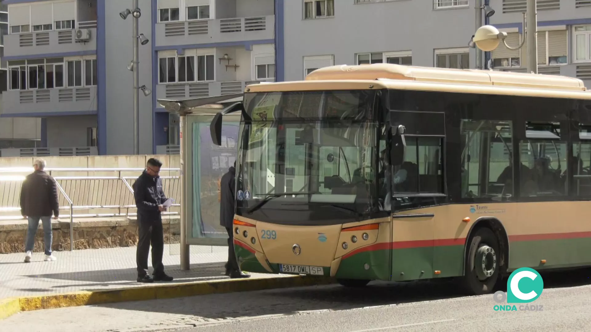 Vehículo de transporte público junto a una de las paradas de la Avenida