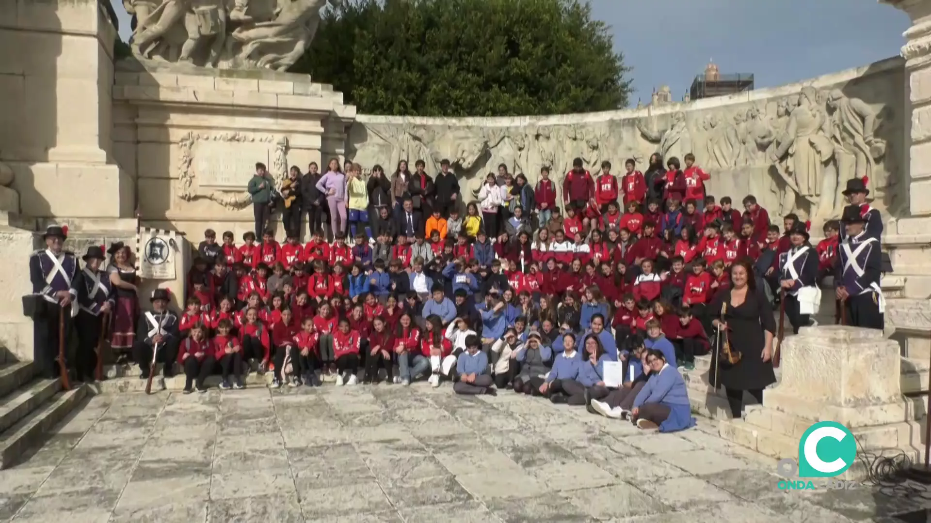 Escolares en el espacio emblemantico conmemorativo de la plaza de España