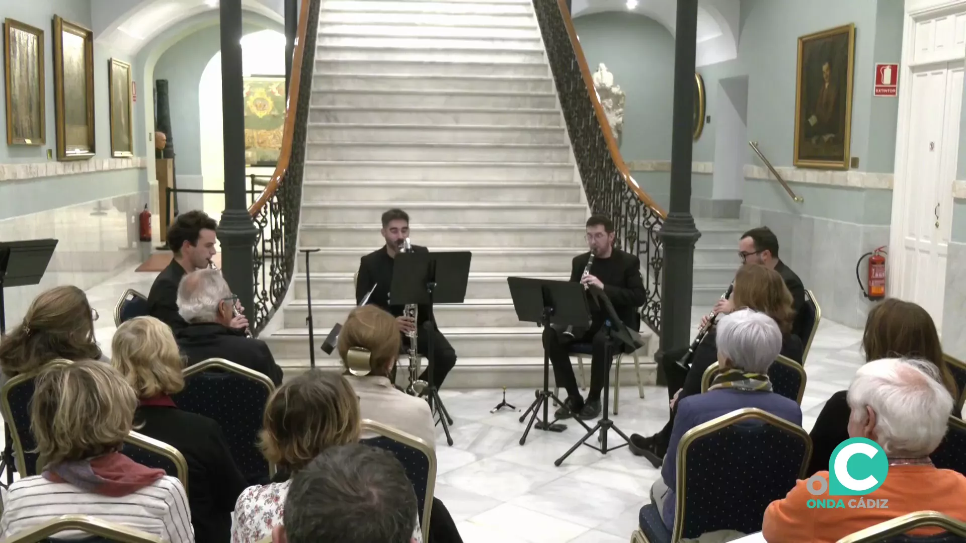 Un momento de la actuación en la sala de entrada de la institución