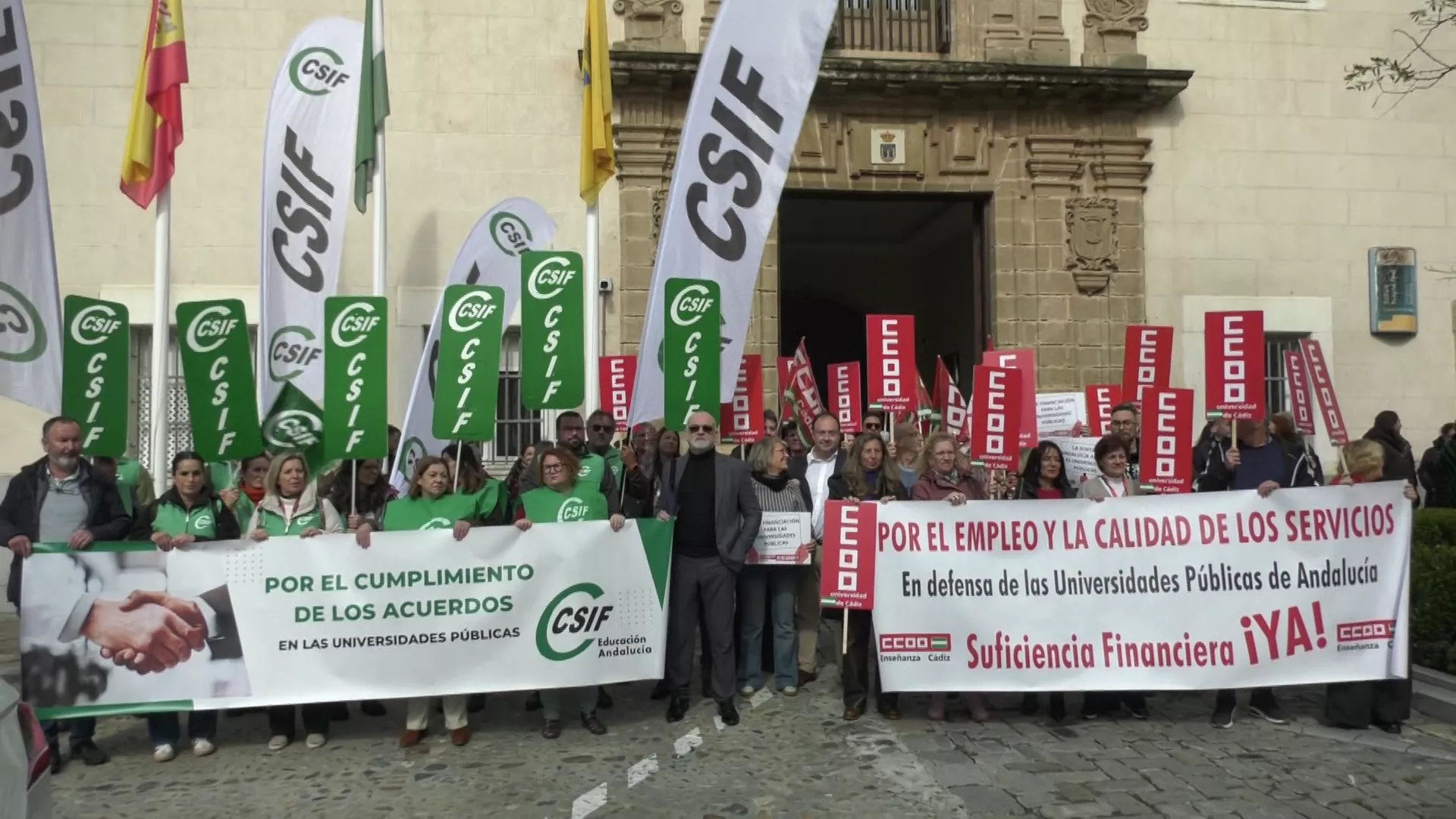 Un momento de la movilización este jueves ante la sede del rectorado