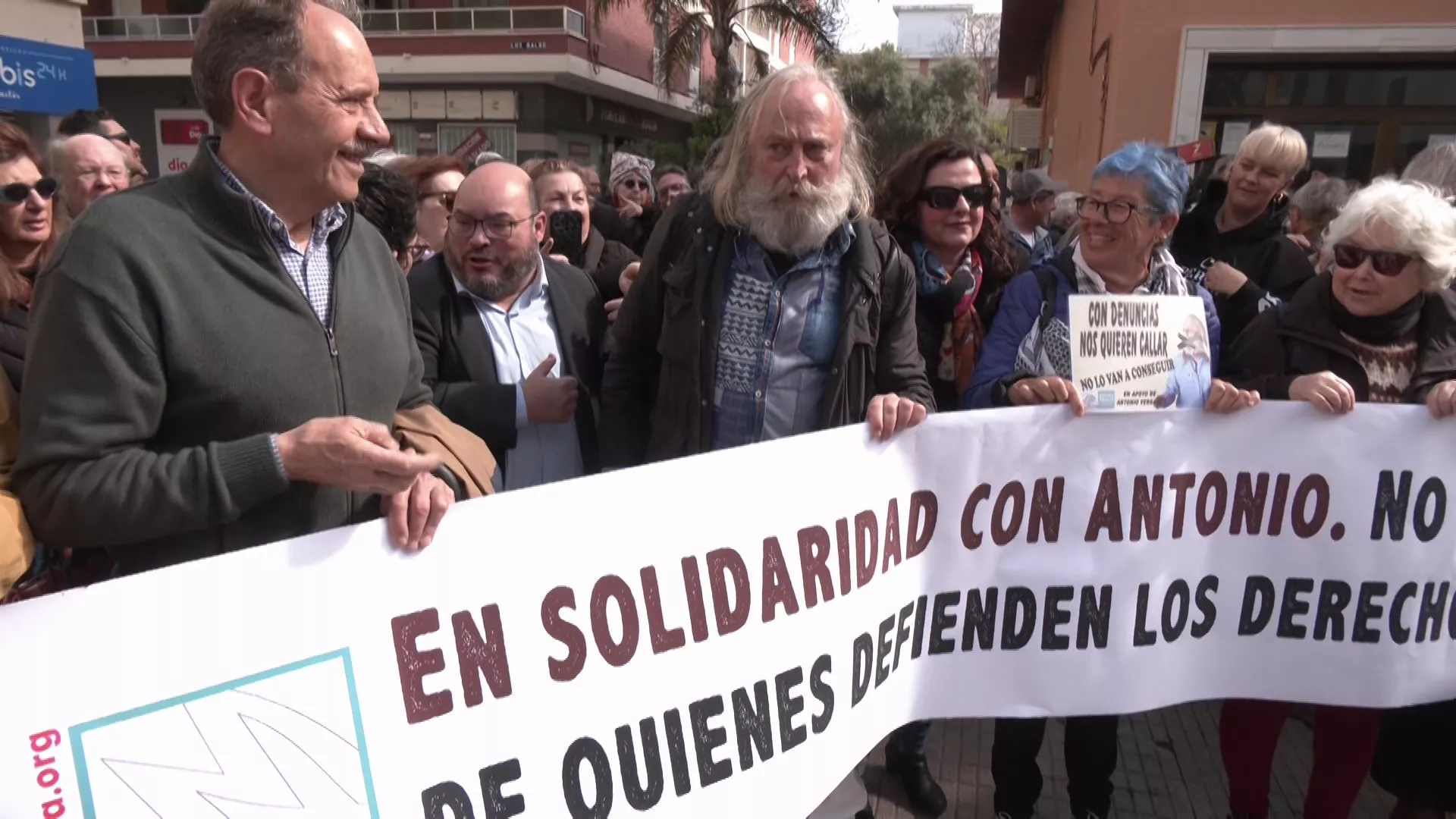 Vergara ante la puerta del juzgado donde ha sido citado este jueves