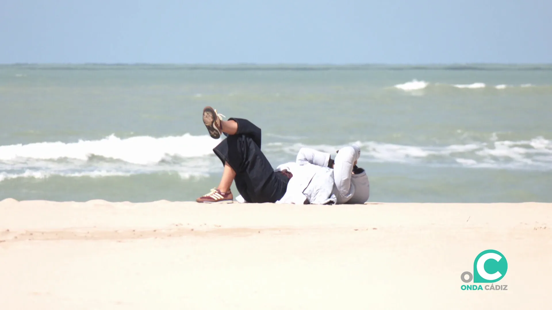 Una persona disfruta en la playa de la jornada luminosa de este lunes
