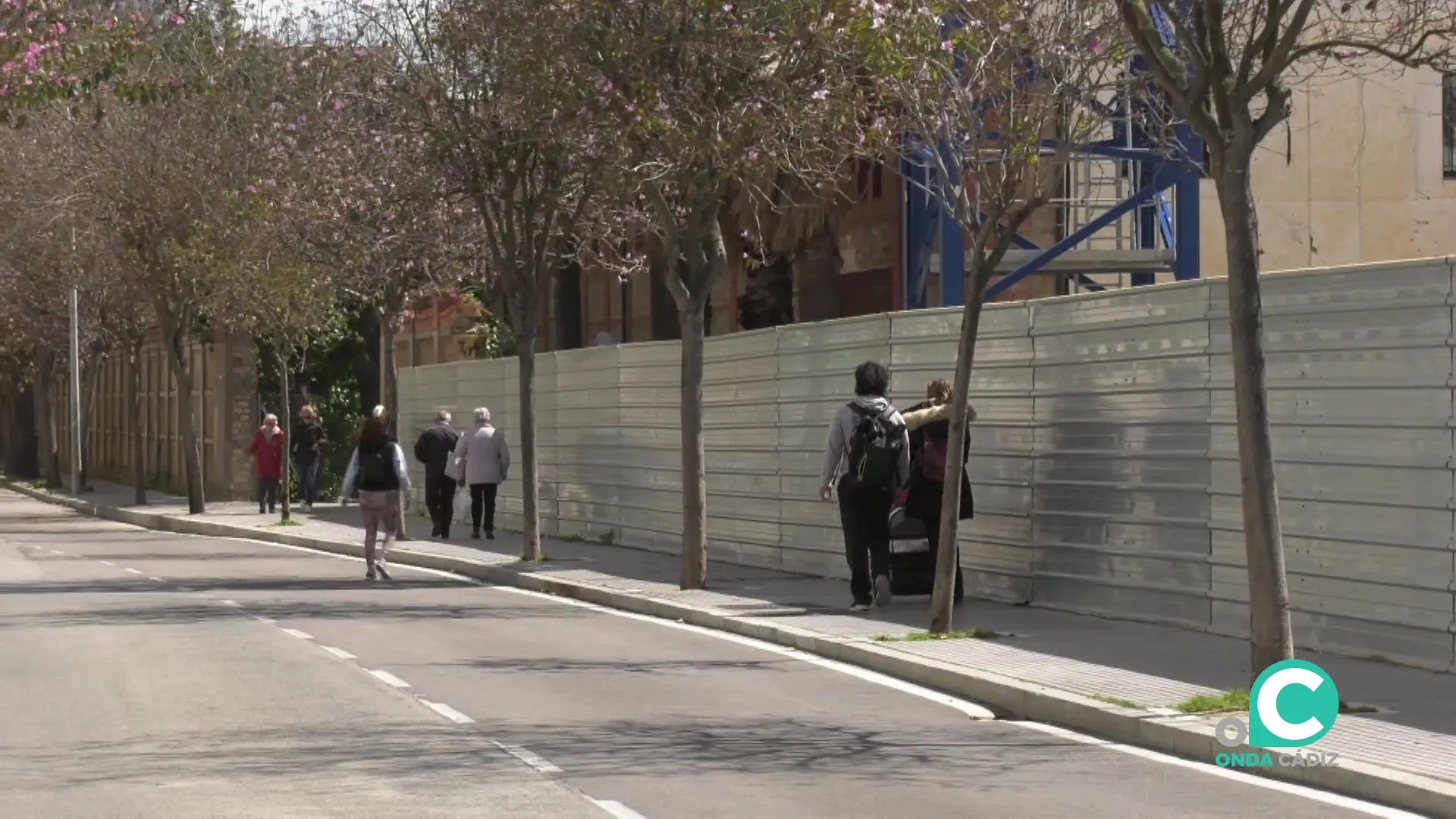Viandantes caminan por la avenida Marconi este lunes