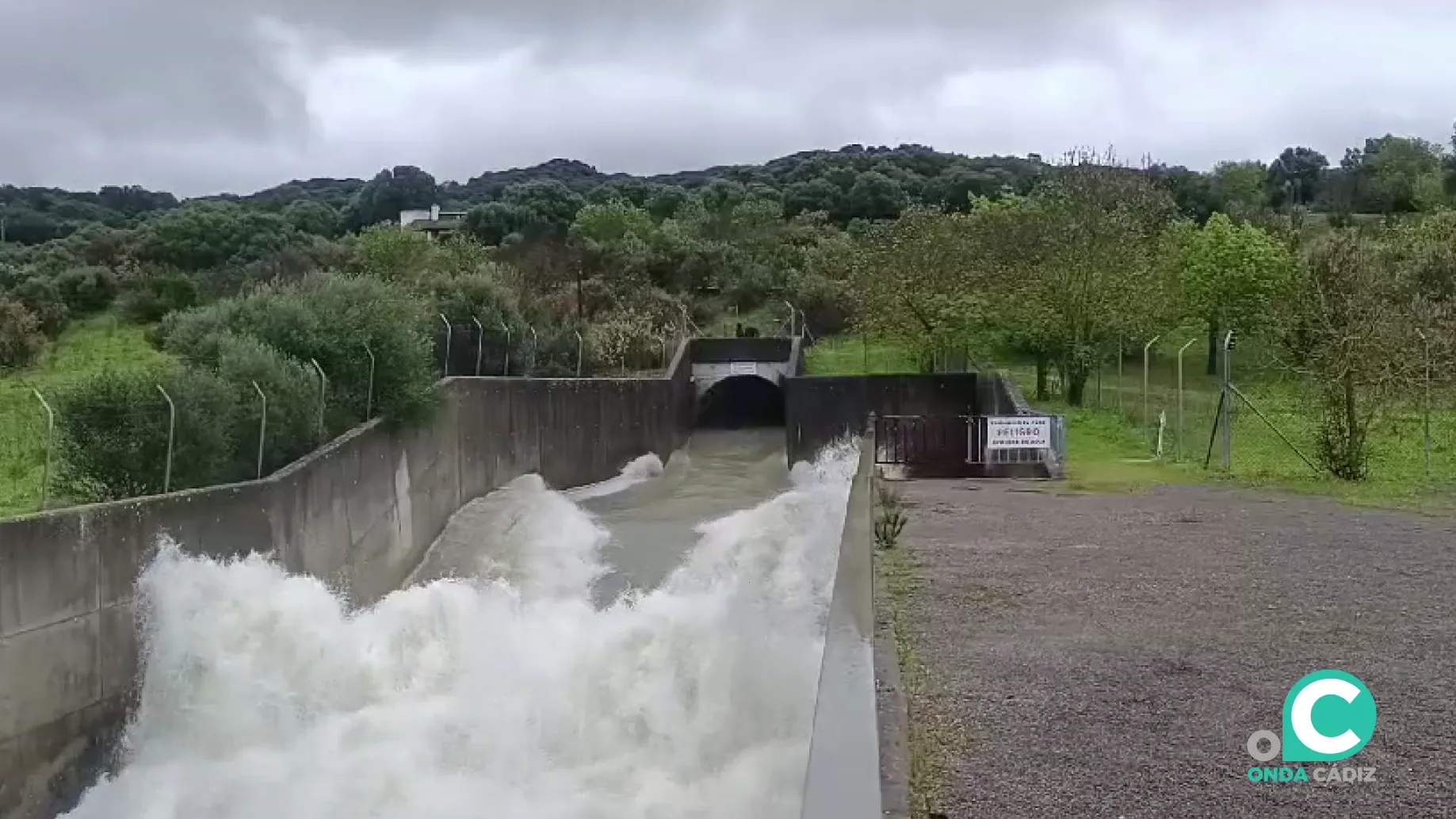 Espectacular imagen reciente de la salida del túnel del Trasvase Guadiaro Majaceite.