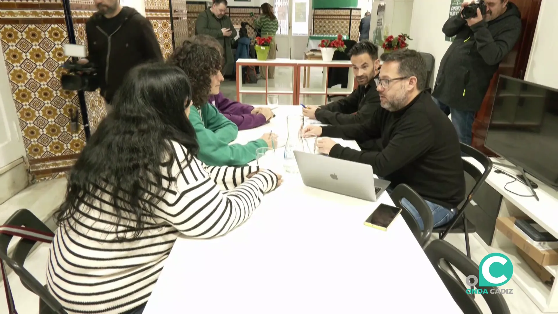 Dirigentes de la formación reunidos con representantes sindicales de USTEA y de la Coordinadora de la Escuela Pública