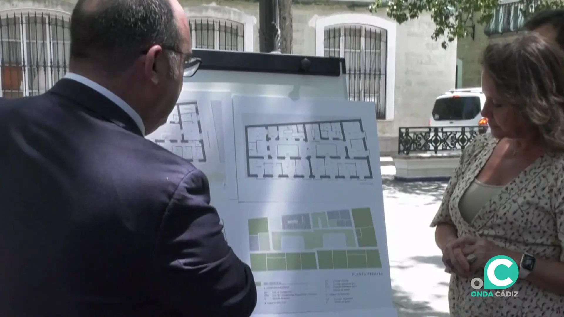 Imagen de archivo con los planos del proyecto el día de la presentación en la plaza de Mina