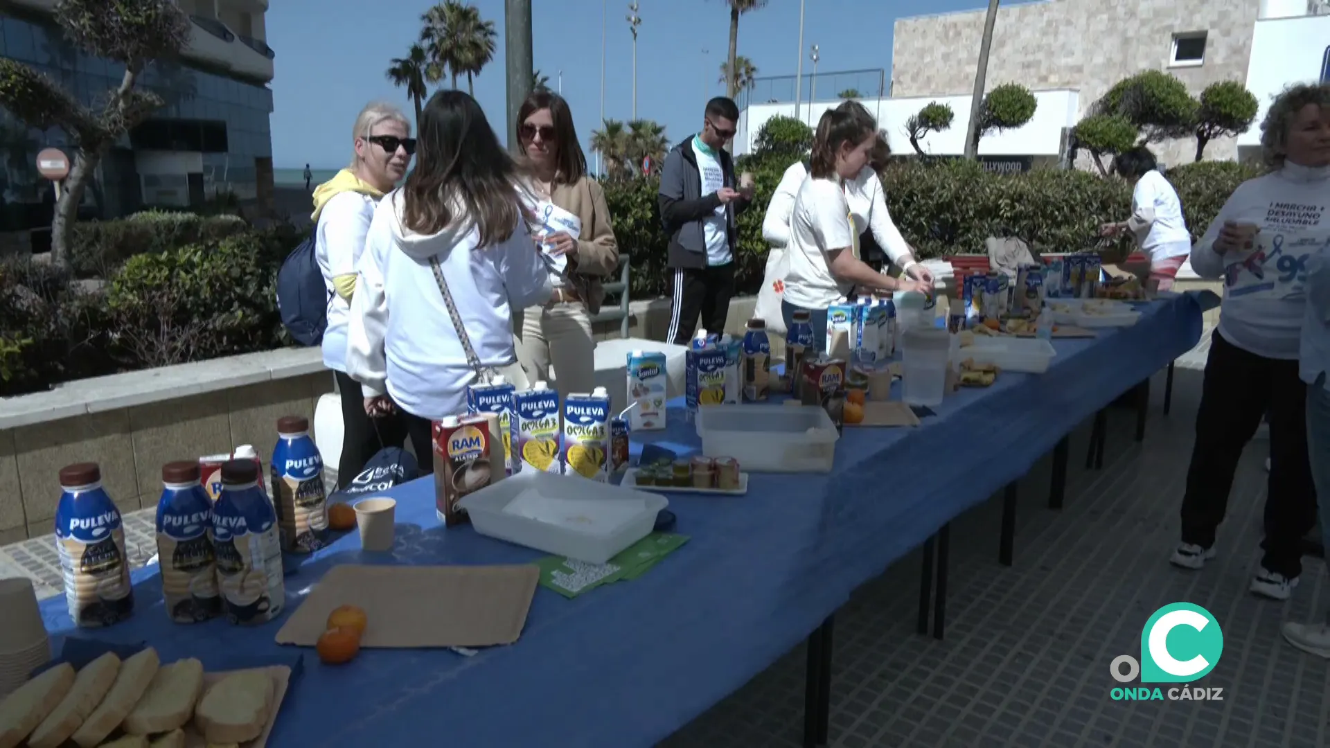 Mesa dispuesta para la actividad en la plaza Ana Orantes