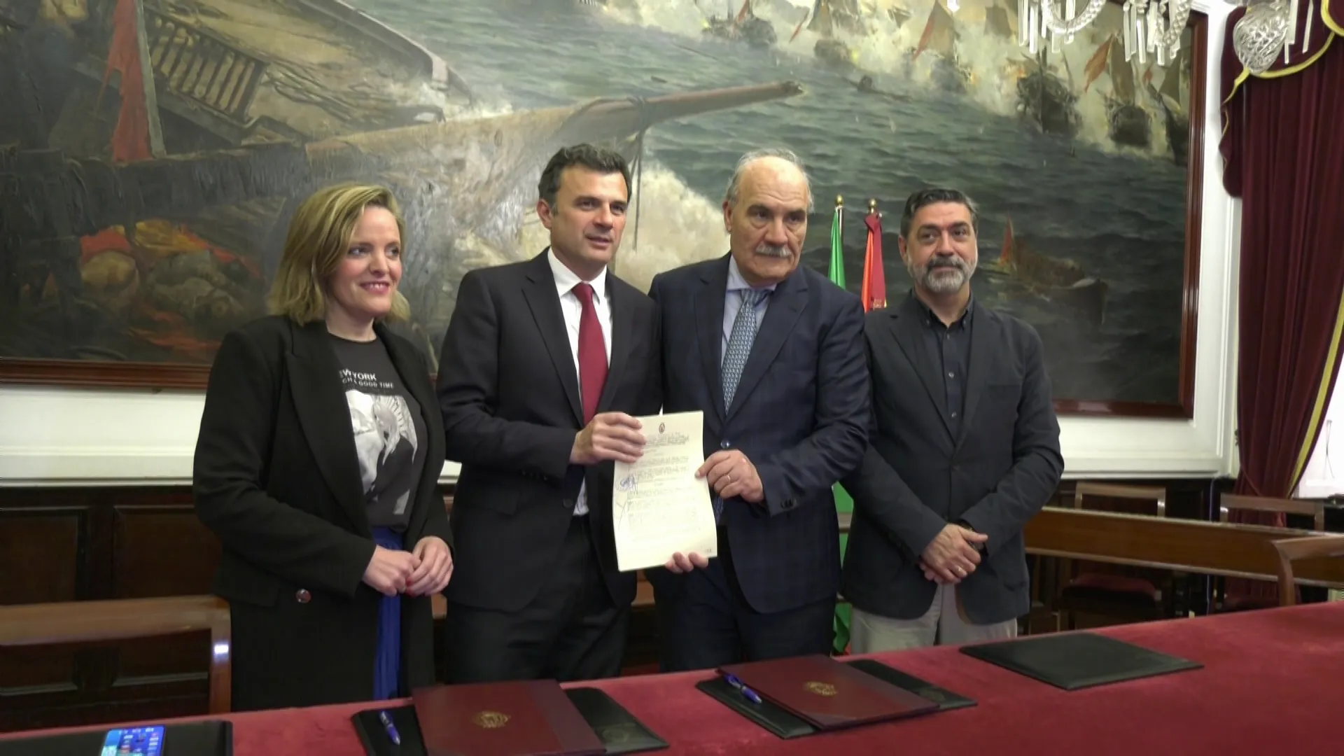 El alcalde de Cádiz y el presidente del Consejo Local de Hermandades y Cofradías con el documento firmado 
