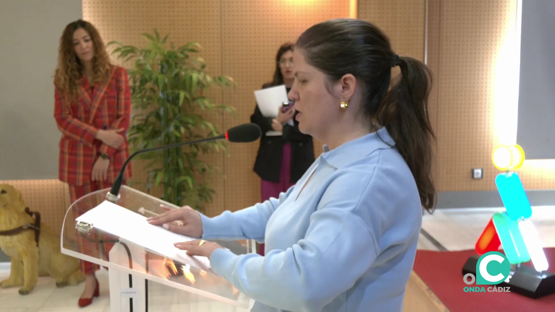 Intervención en braille de una de las participantes del acto