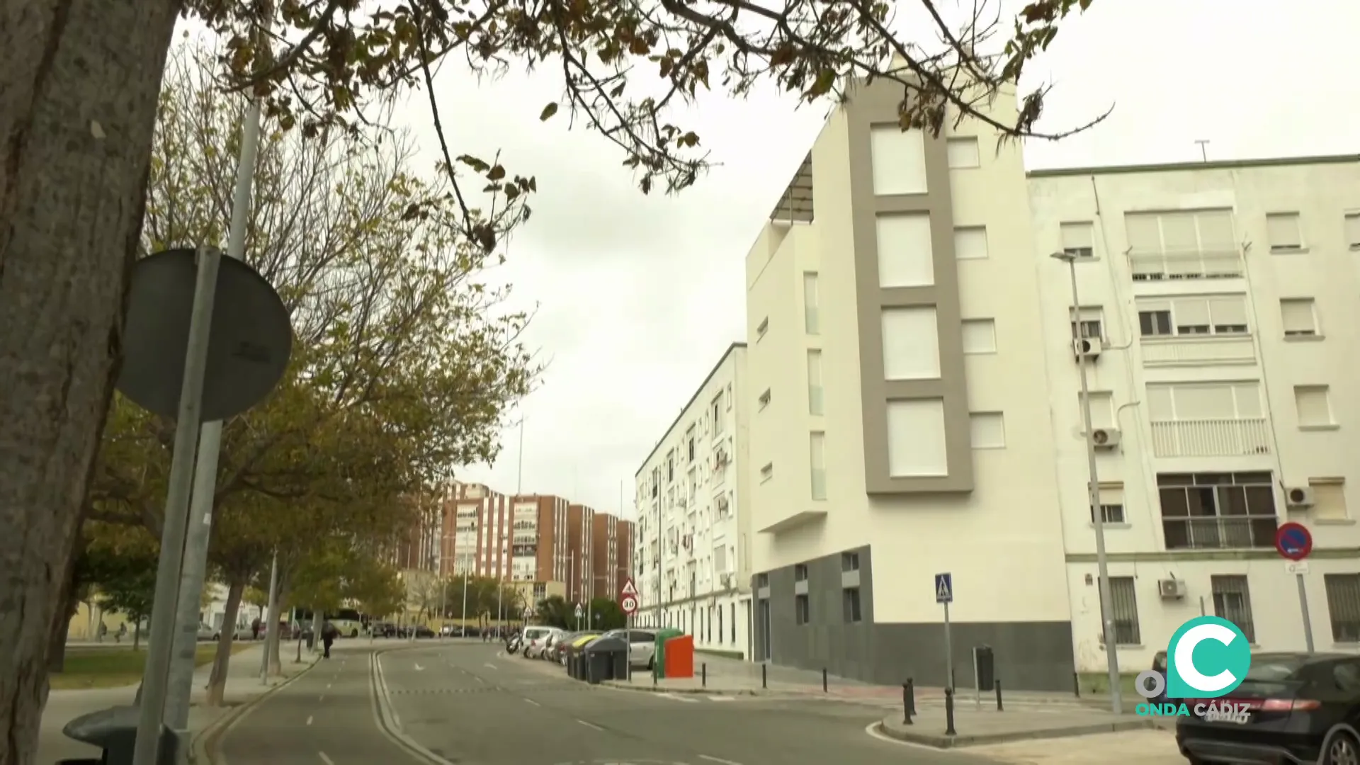 Fachada del albergue municipal en el Cerro del Moro, en la calle Setenil de las Bodegas. 