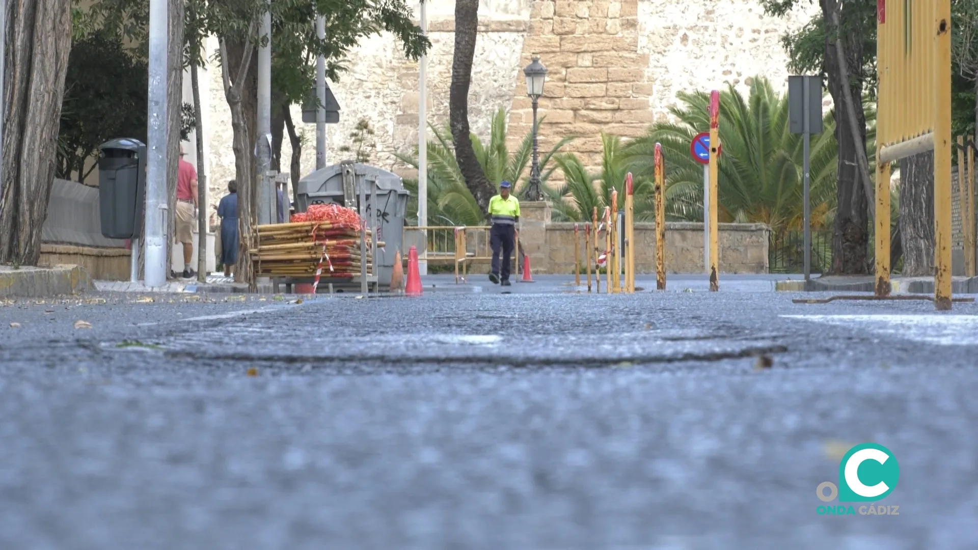 El alcalde anuncia el inicio del asfaltado de 36 calles de Cádiz tras la Semana Santa.