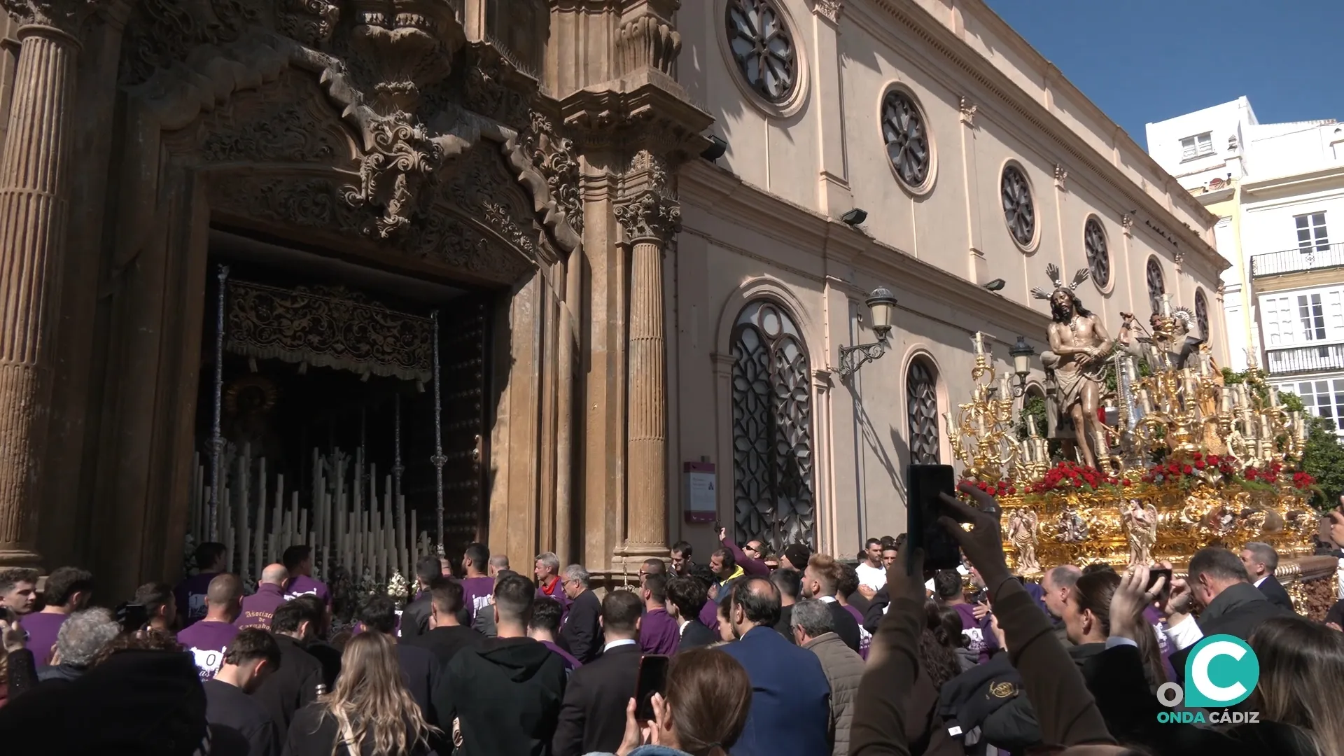 Imagen de la hermandad de Columna entrando en su sede canónica de San Antonio 