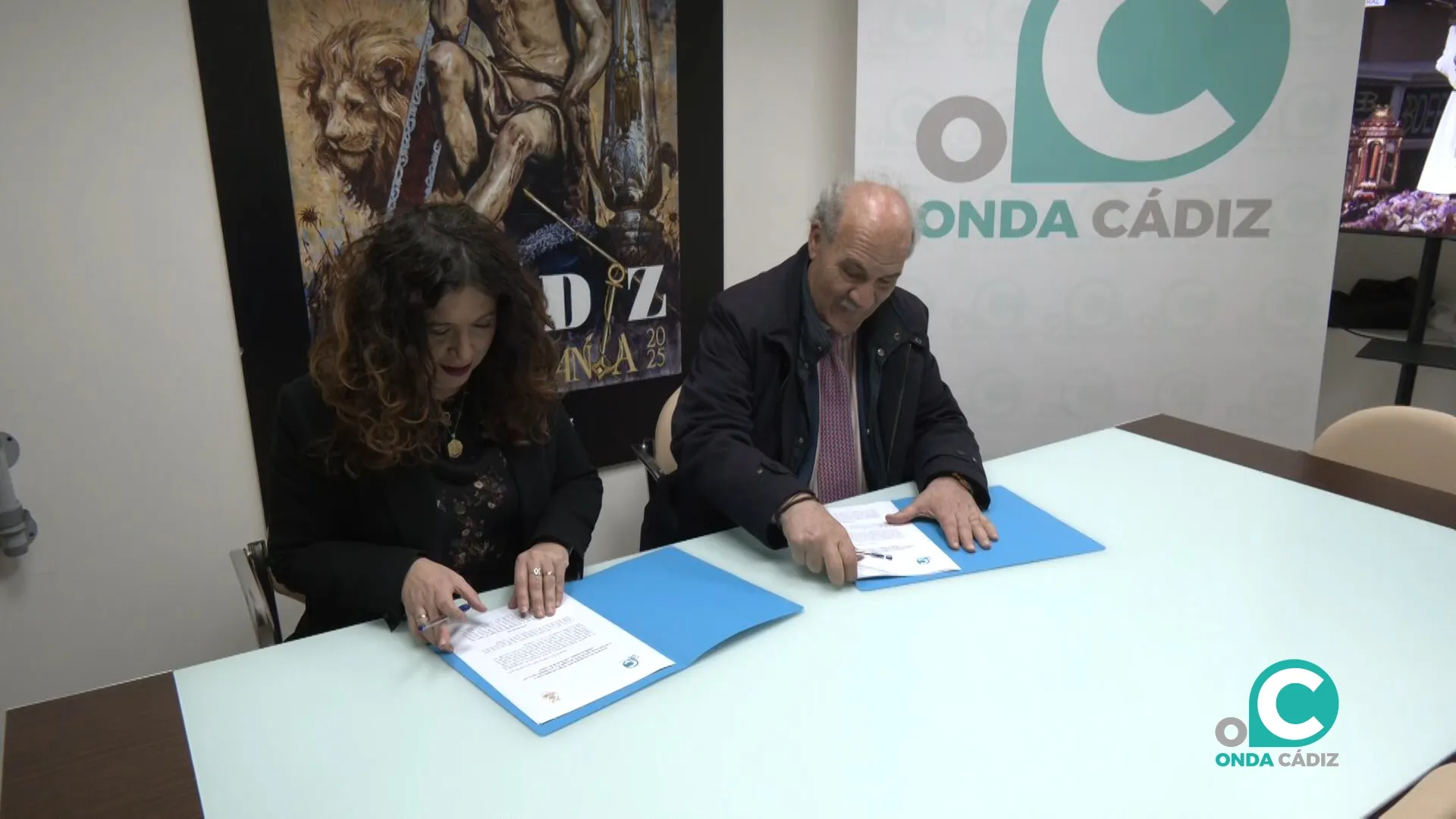 Momento de la firma del convenio de colaboración entre  Onda Cádiz y el Consejo de Hermandades y Cofradías de Cádiz. 