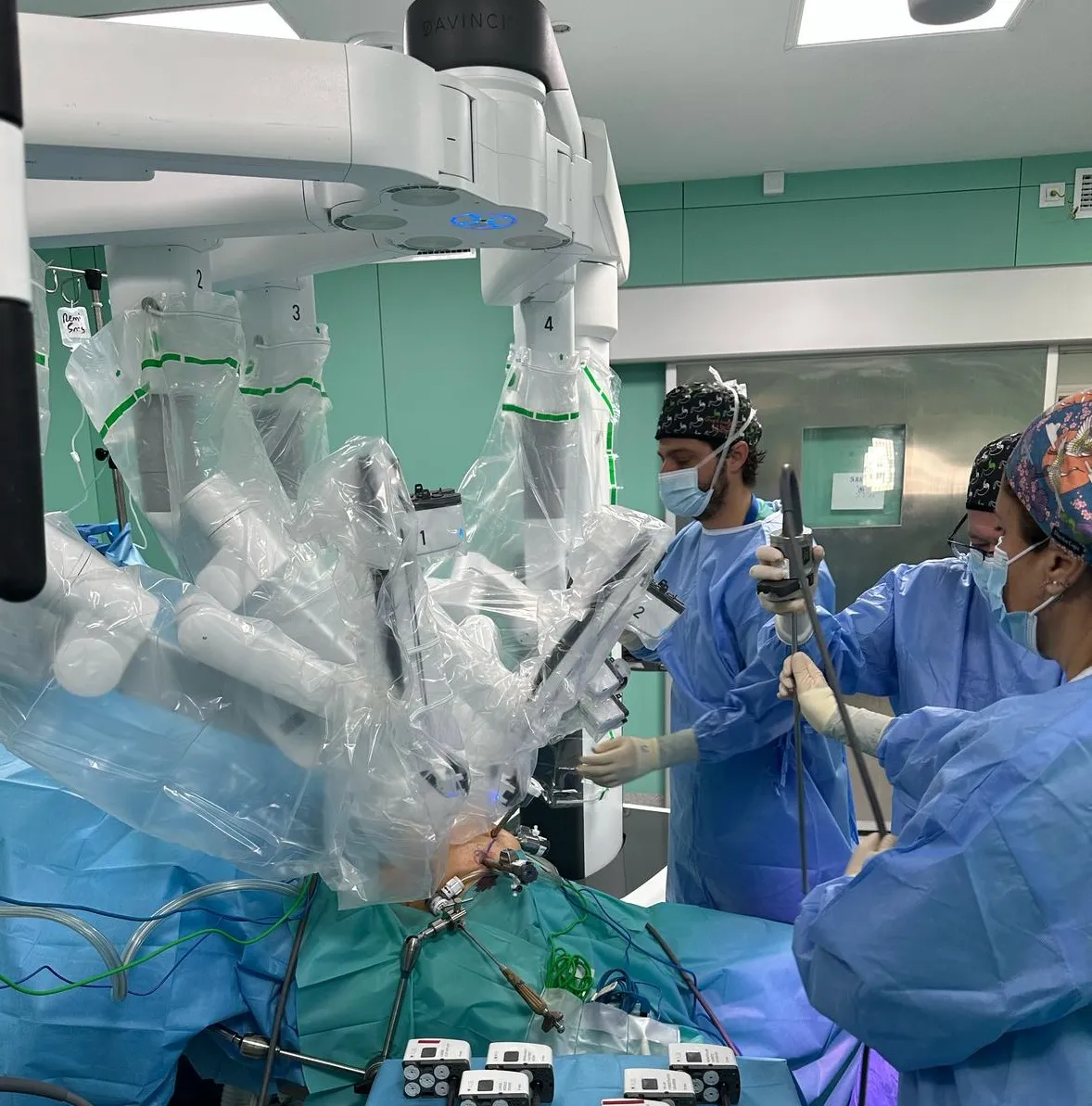 En 2022, la unidad de Cirugía Esofagogástrica y Bariátrica incorporó el abordaje robótico para patología no oncológica,