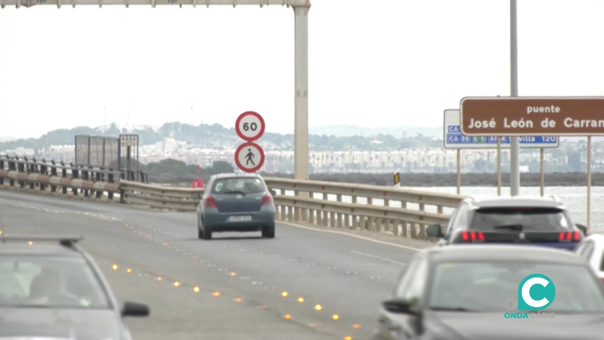 Vehículos circulando por el Puente Carranza. 