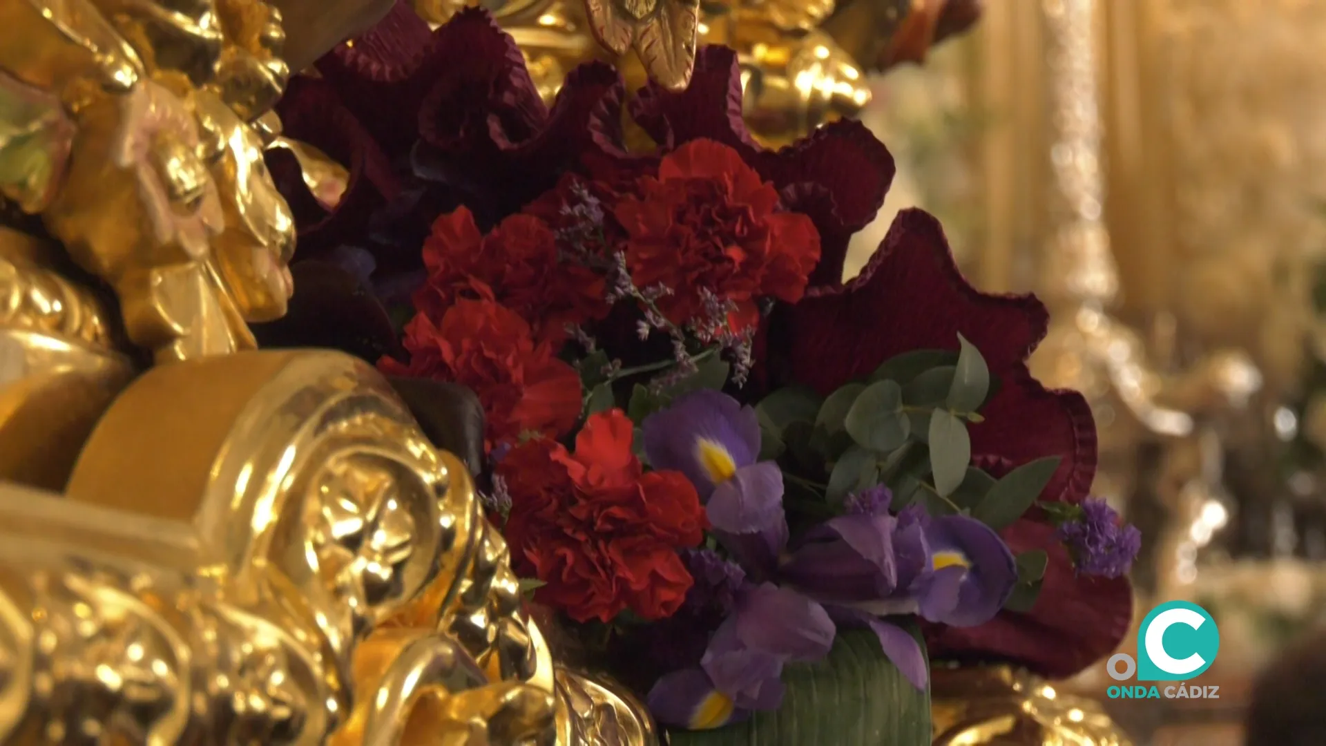 Un paso adornado con flores de la zona. 