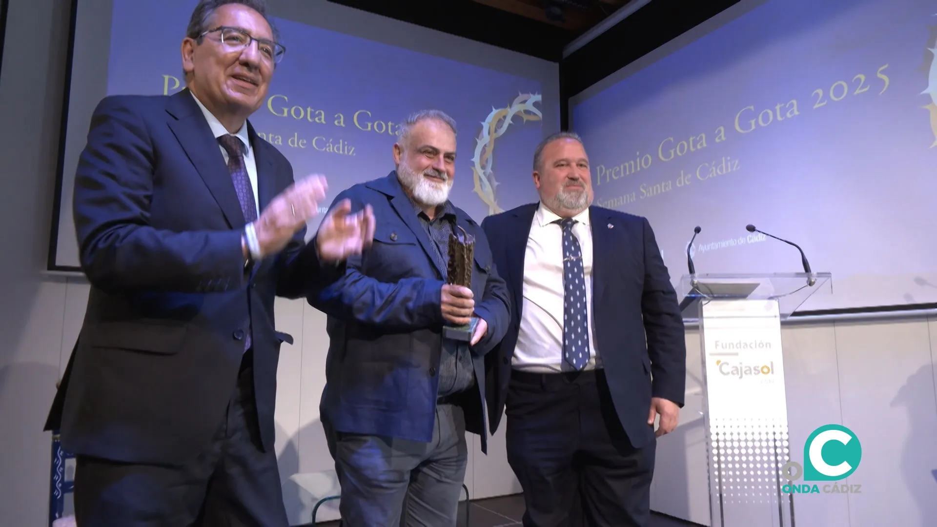 El bordador y vestidor Juan Carlos Romero recibe el galardón Gota a Gota de Pasión 2025. 
