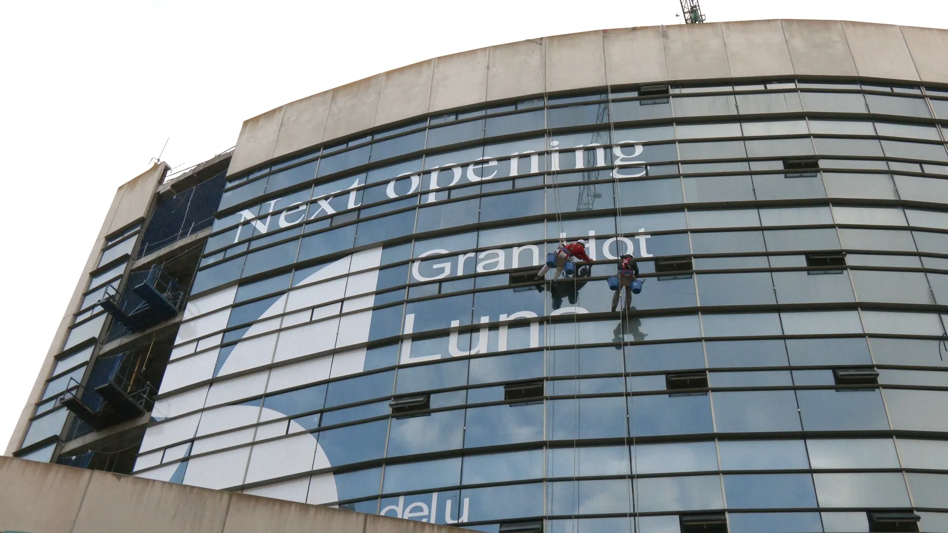 Imagen del montaje de cartel del Hotel Luna en el Estadio 