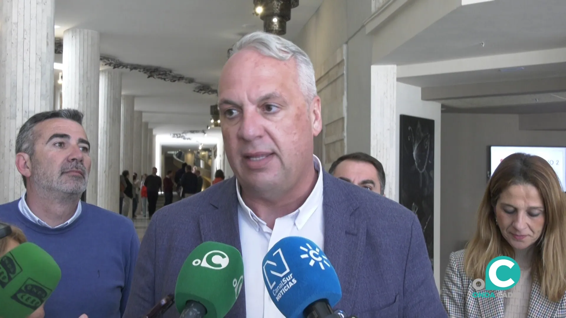 El secretario general del PSOE en Cádiz, Juan Carlos Ruiz Boix, atendiendo a los medios de comunicación. 