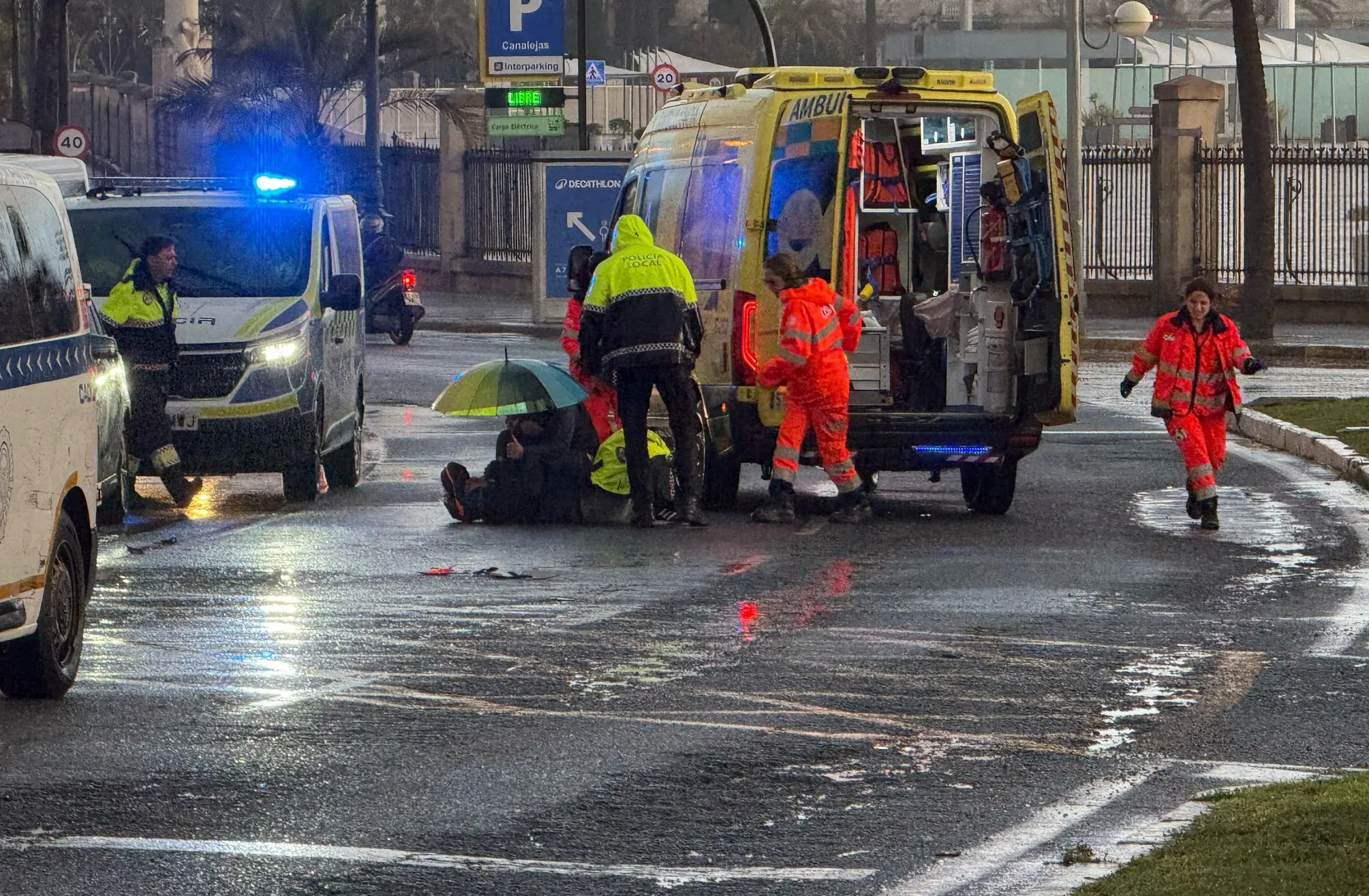 Los servicios de Emergencias atienden a una persona herida en Plaza de Sevilla. 