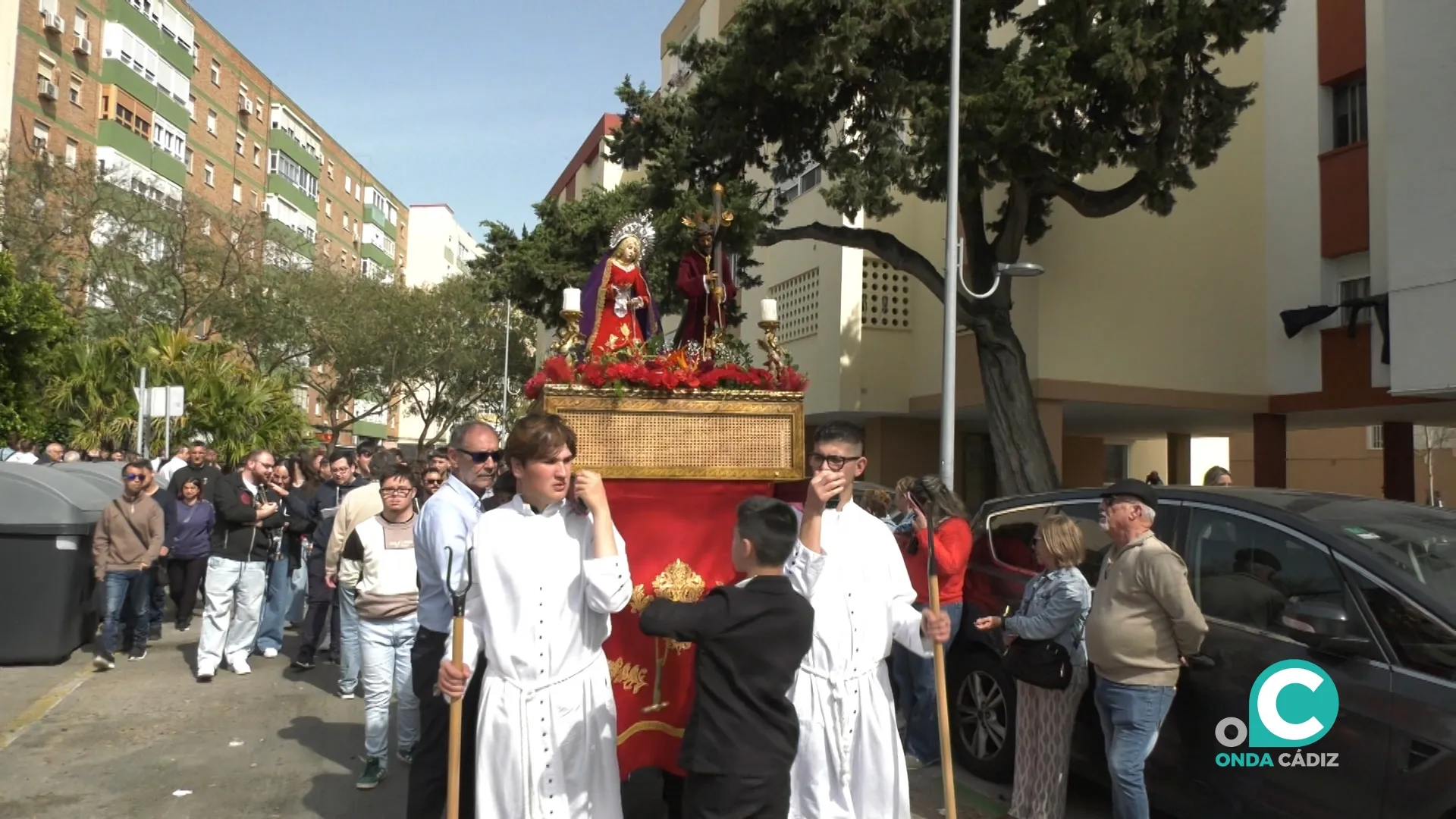 Usuarios y profesorado del centro de Afanas en Cádiz han participado este jueves en la tradicional procesión por las calles de la ciudad. 