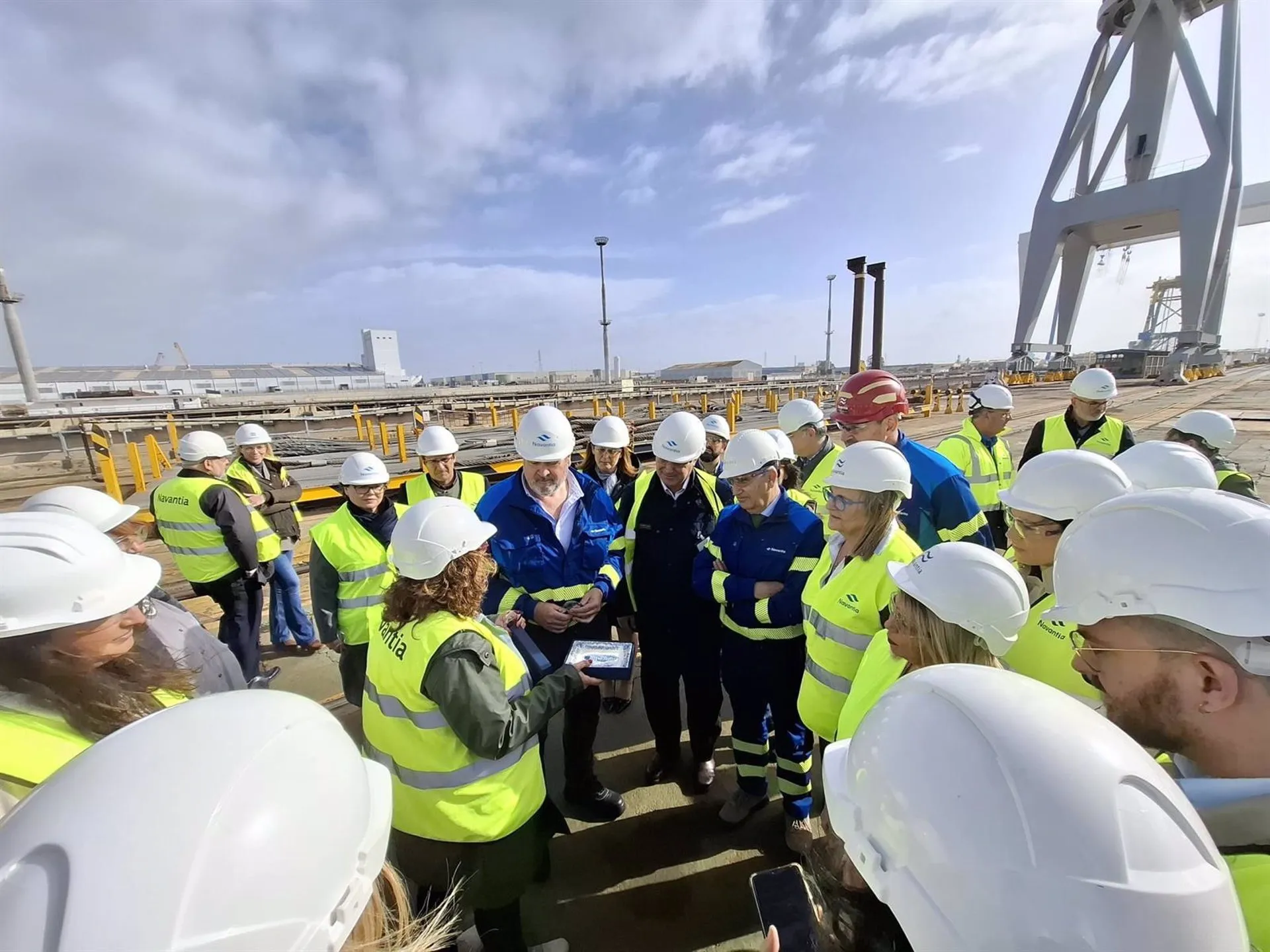 Diputados de la Comisión de Industria del Congreso en una de las plantas de astilleros de la Bahía con trabajadore