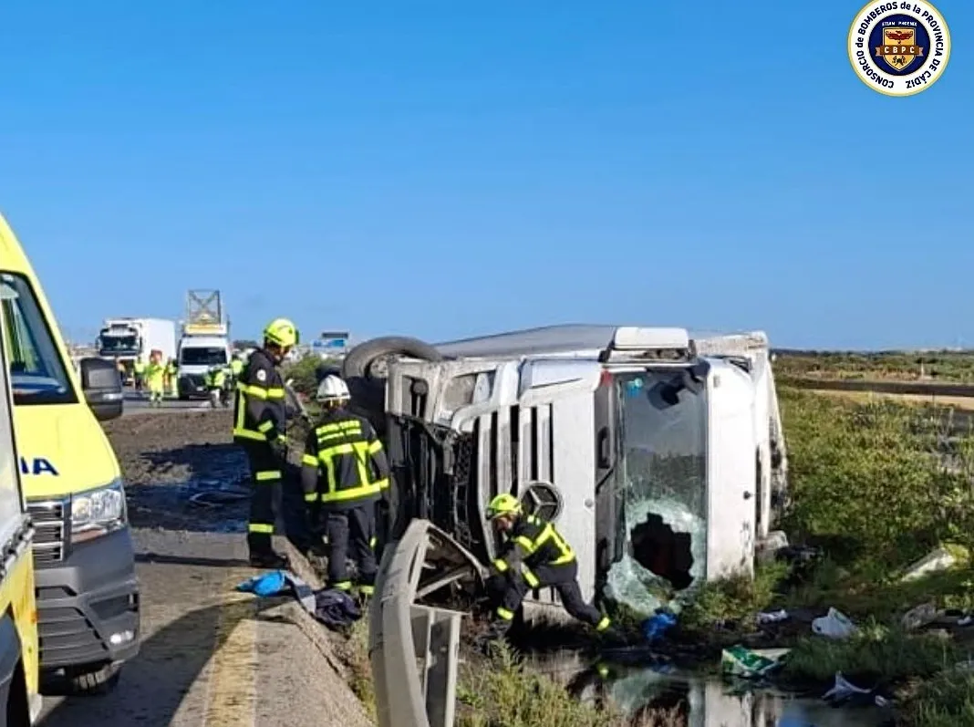 Un camión de grandes dimensiones vuelca en la zona de Tres Caminos. 