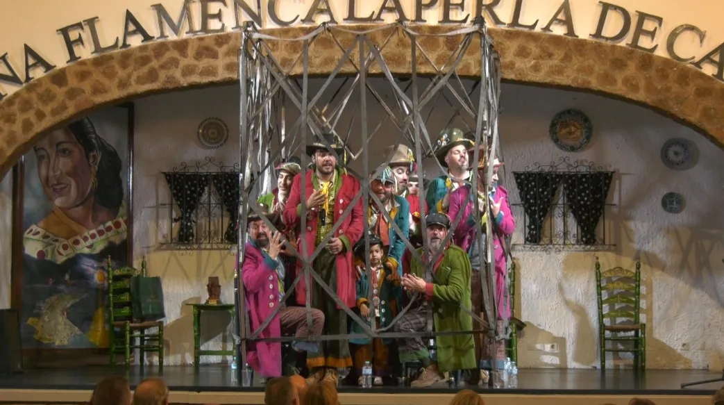 La chirigota 'Al cielo con él' recoje el premio Cajonazo 2025 en la Peña La Perla de Cádiz