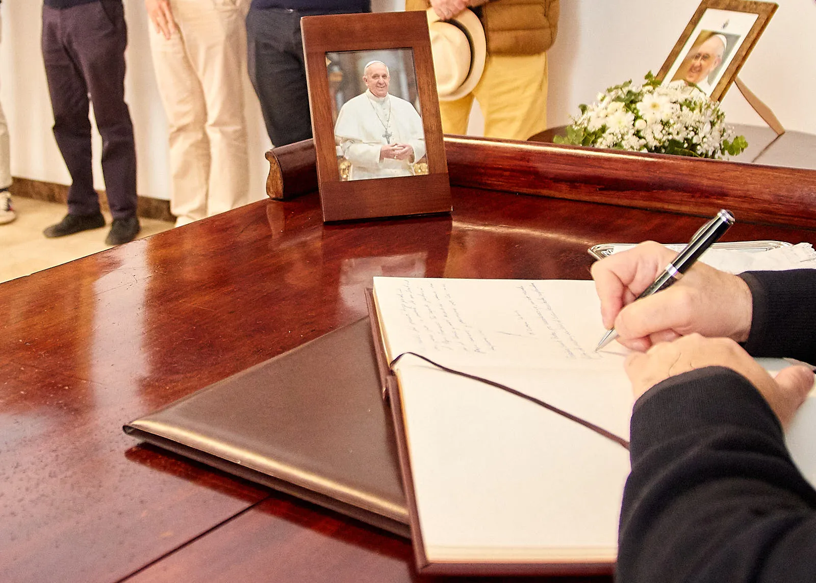 Numerosas personas se han acercado para mostrar su pésame a lo largo de este miércoles