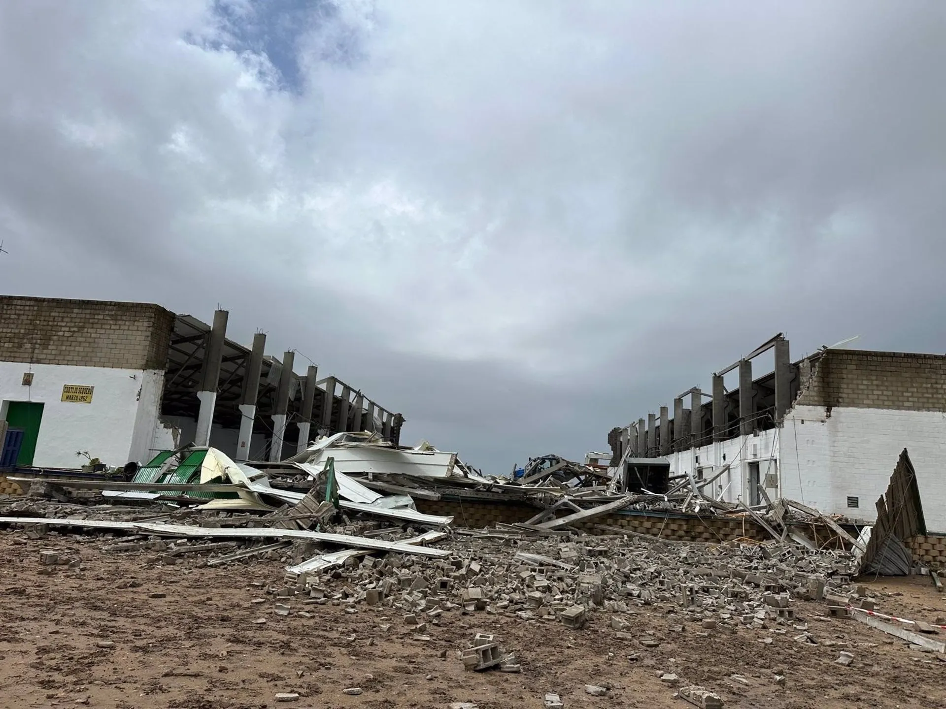 Imagen del estado en el que ha quedado la nave de Coria derrumbada este viernes 
