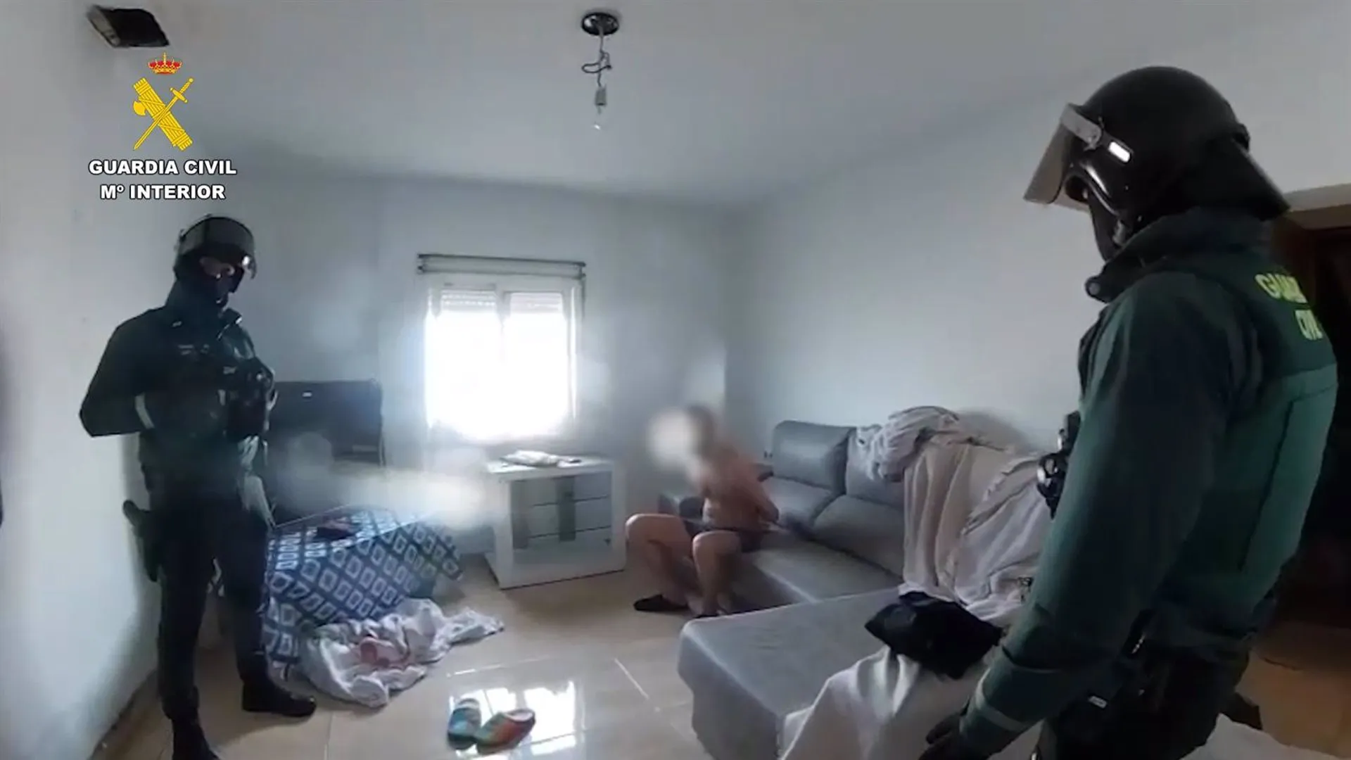 Dos agentes de la Guardia Civil con uno de los detenidos del clan familiar dedicado al narcotráfico en Chiclana.